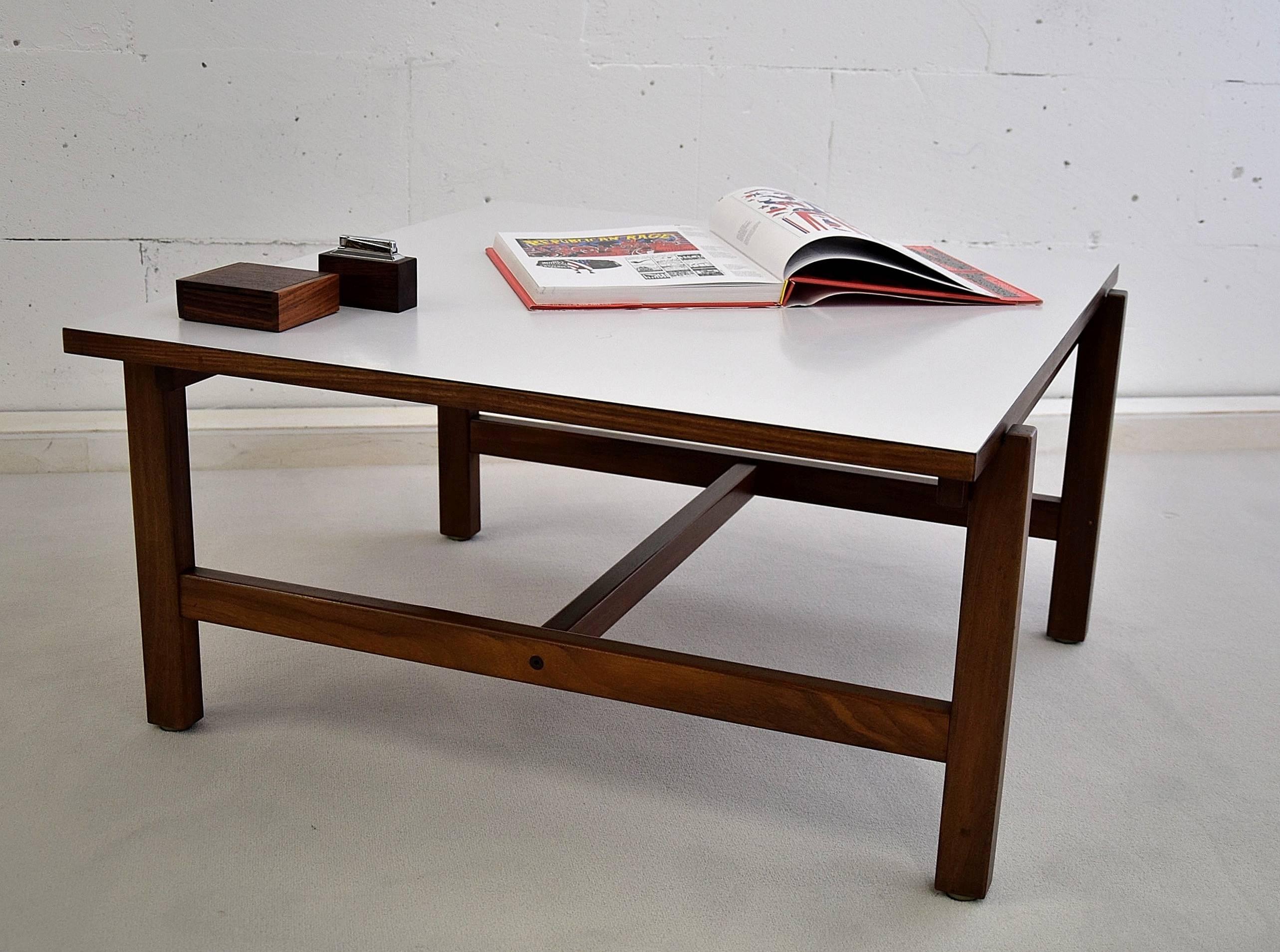 Mid Century teak coffee table. For Sale 3