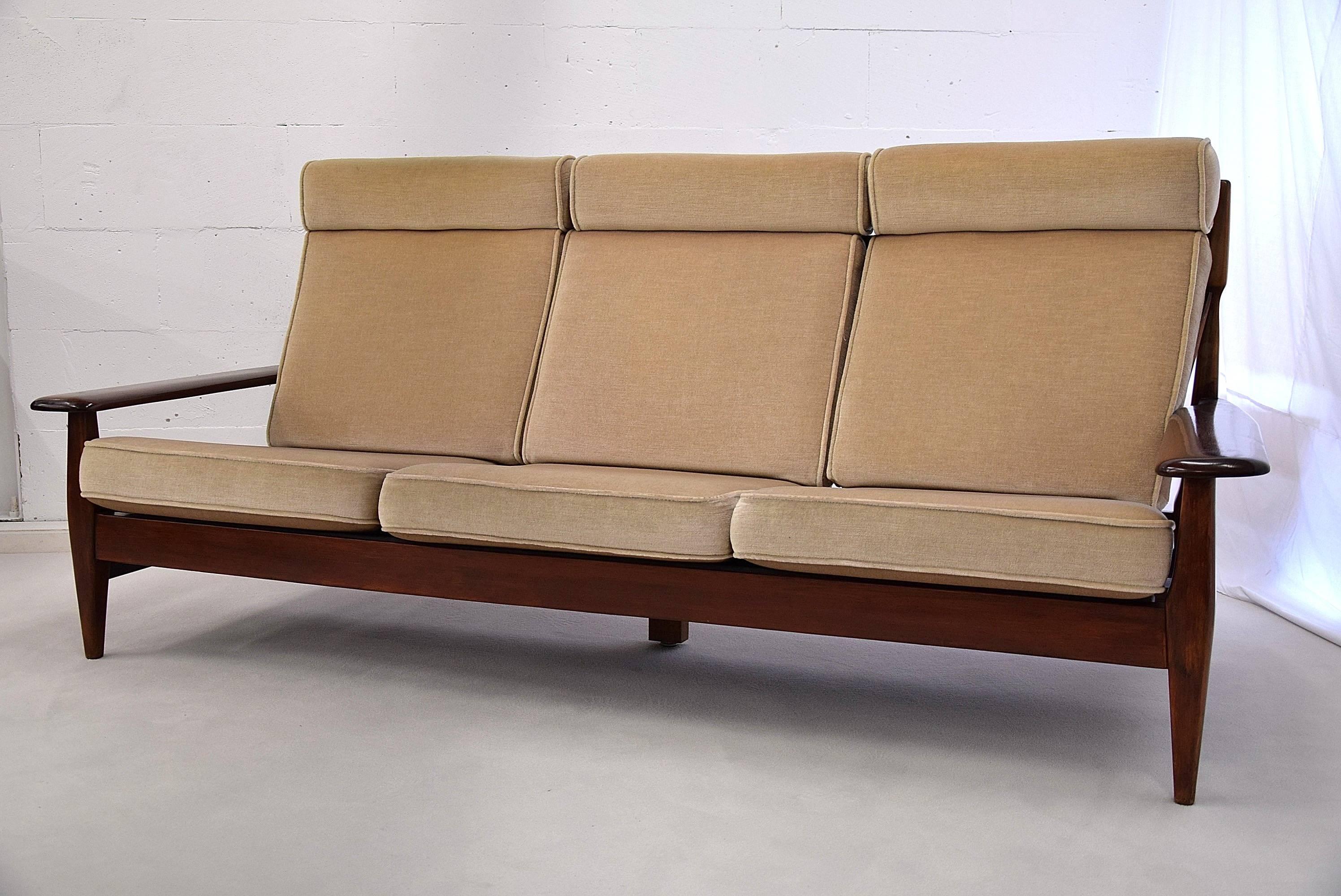 Brazilian Mid-century Modern Mahogany and Beige Mohair Sofa In Good Condition In Weesp, NL