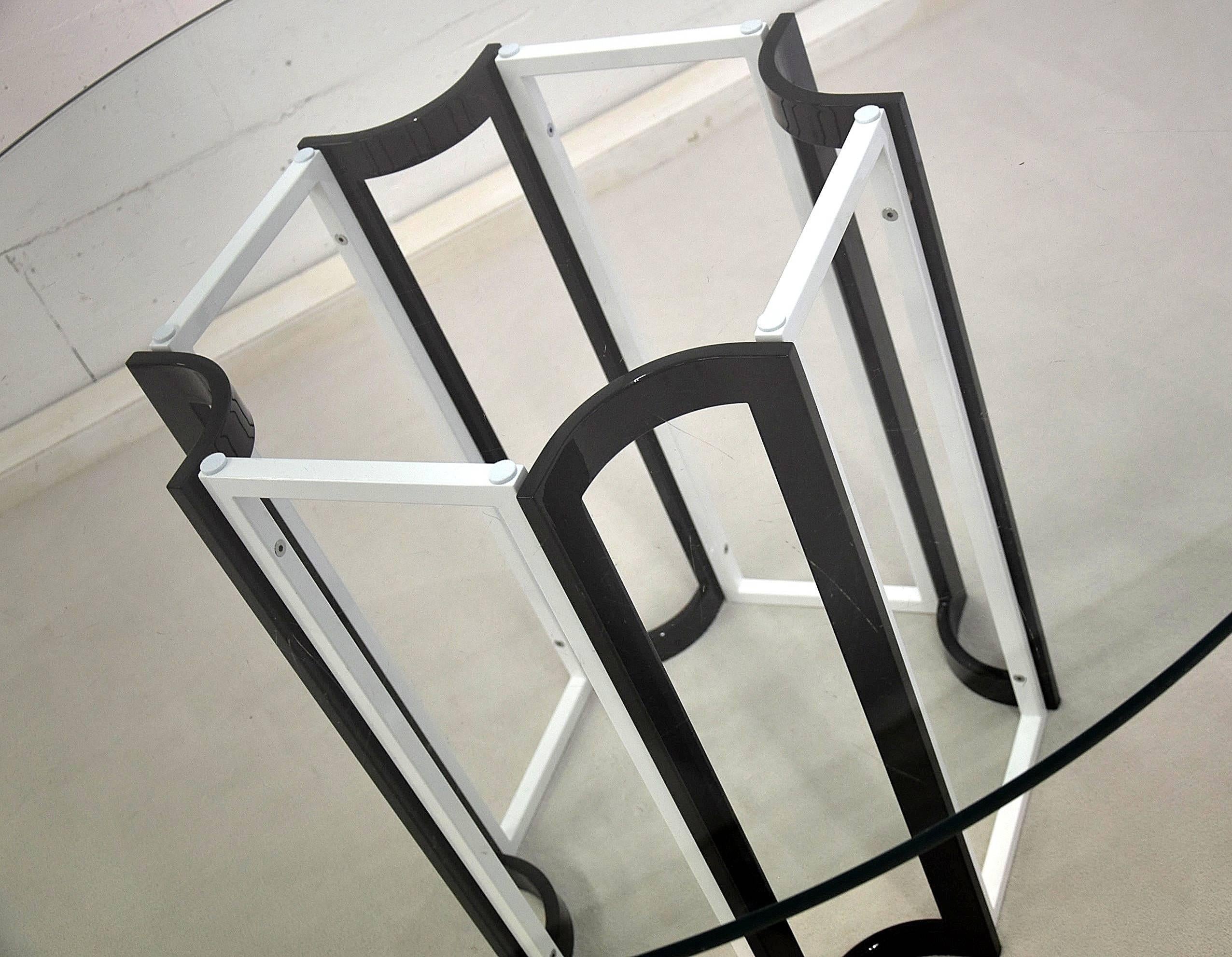 Mid-Century Modern Table de salle à manger en verre noir et blanc The Moderns en vente