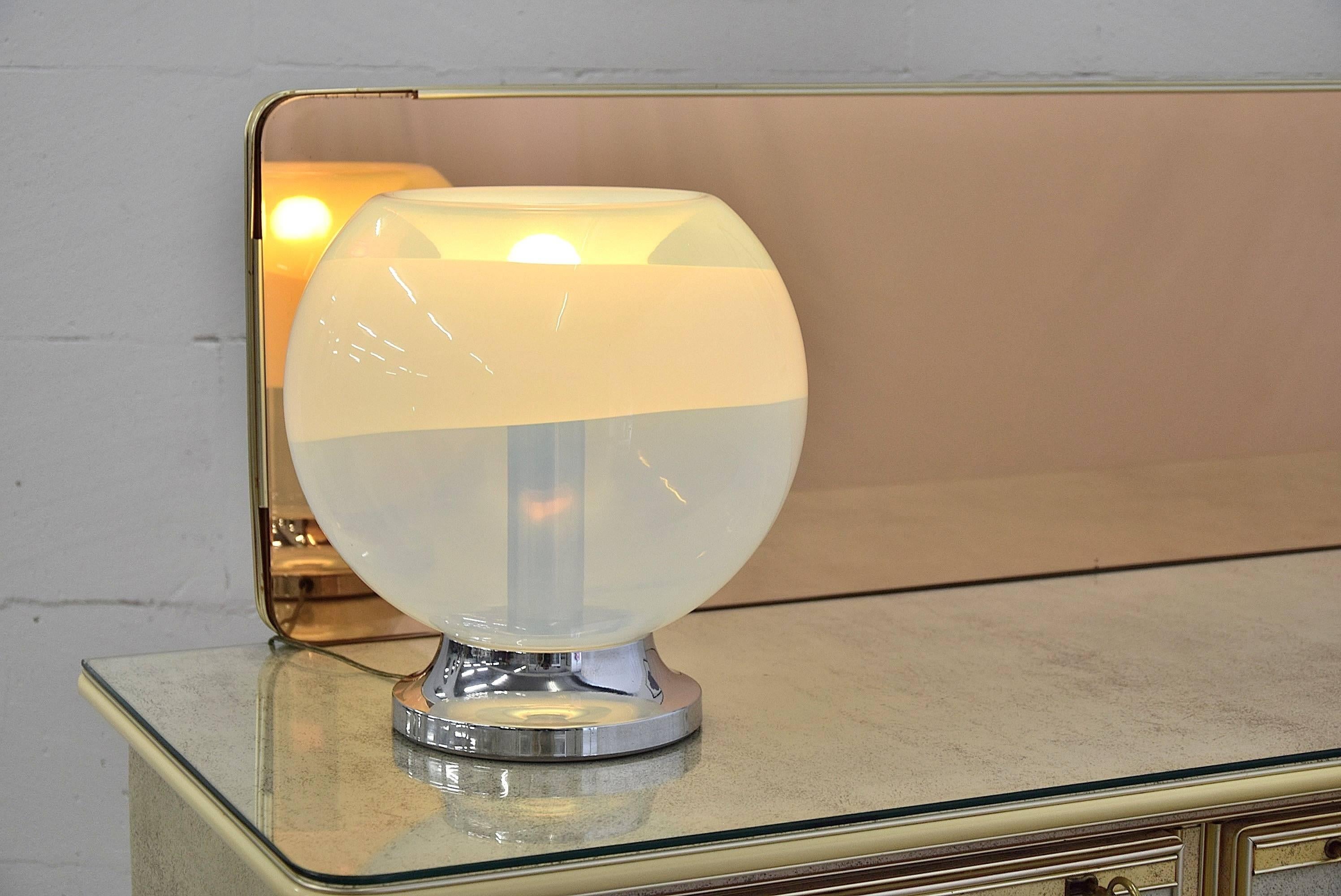 Mazzega 1970s table lamp handblown in Murano, Venezia.

The lamp is in great condition.

Measurements: H. 32 x D. 30 cm