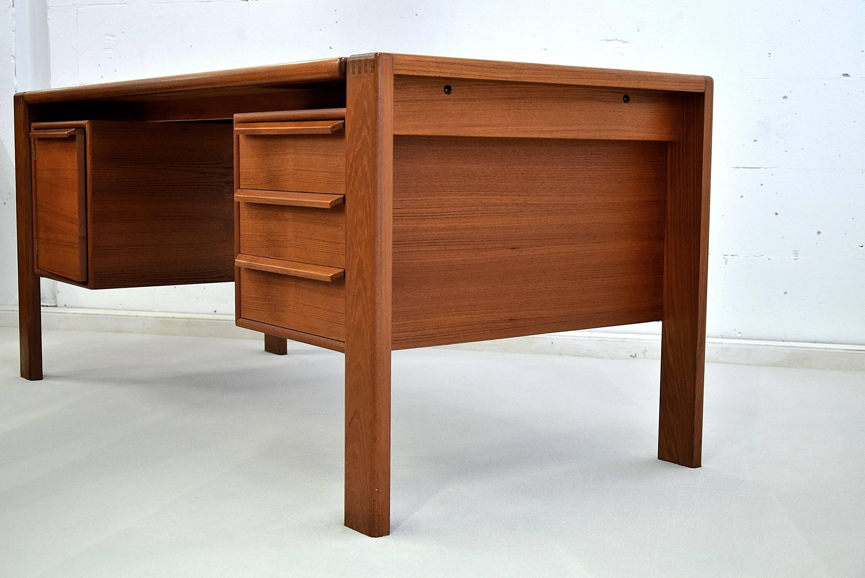 Made in Denmark mid century modern teak desk.
Stylish teak desk with beautiful solid teak top and solid teak legs.
Made by G.V. Møbler in Denmark and in great condition as can be seen from the images.

Measurements: W.163 x D.75 x H.73 cm.
The desk