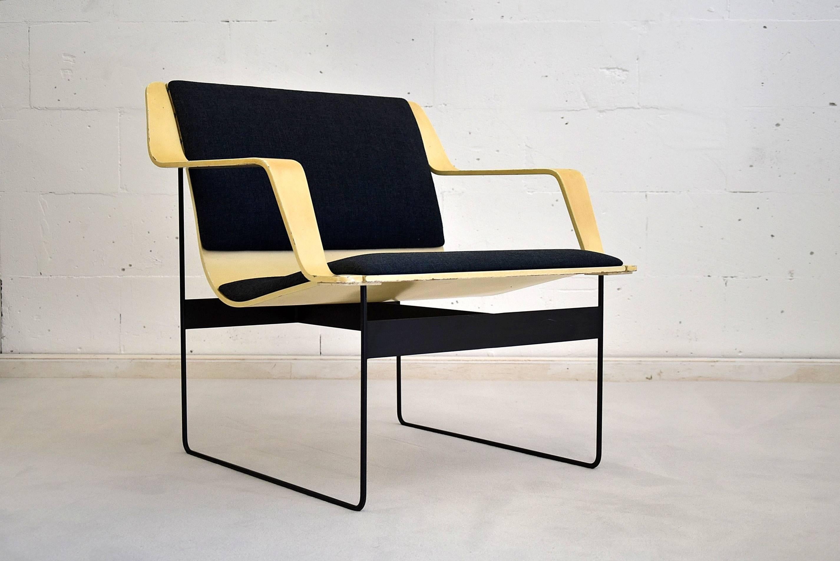 Rare 1950s plywood armchair by Günter Renkel for Rego, Germany.
The dark blue original upholstery is in great condition as can be seen in the images.
I left the chair in it's original condition.
The chair will be shipped insured overseas in a