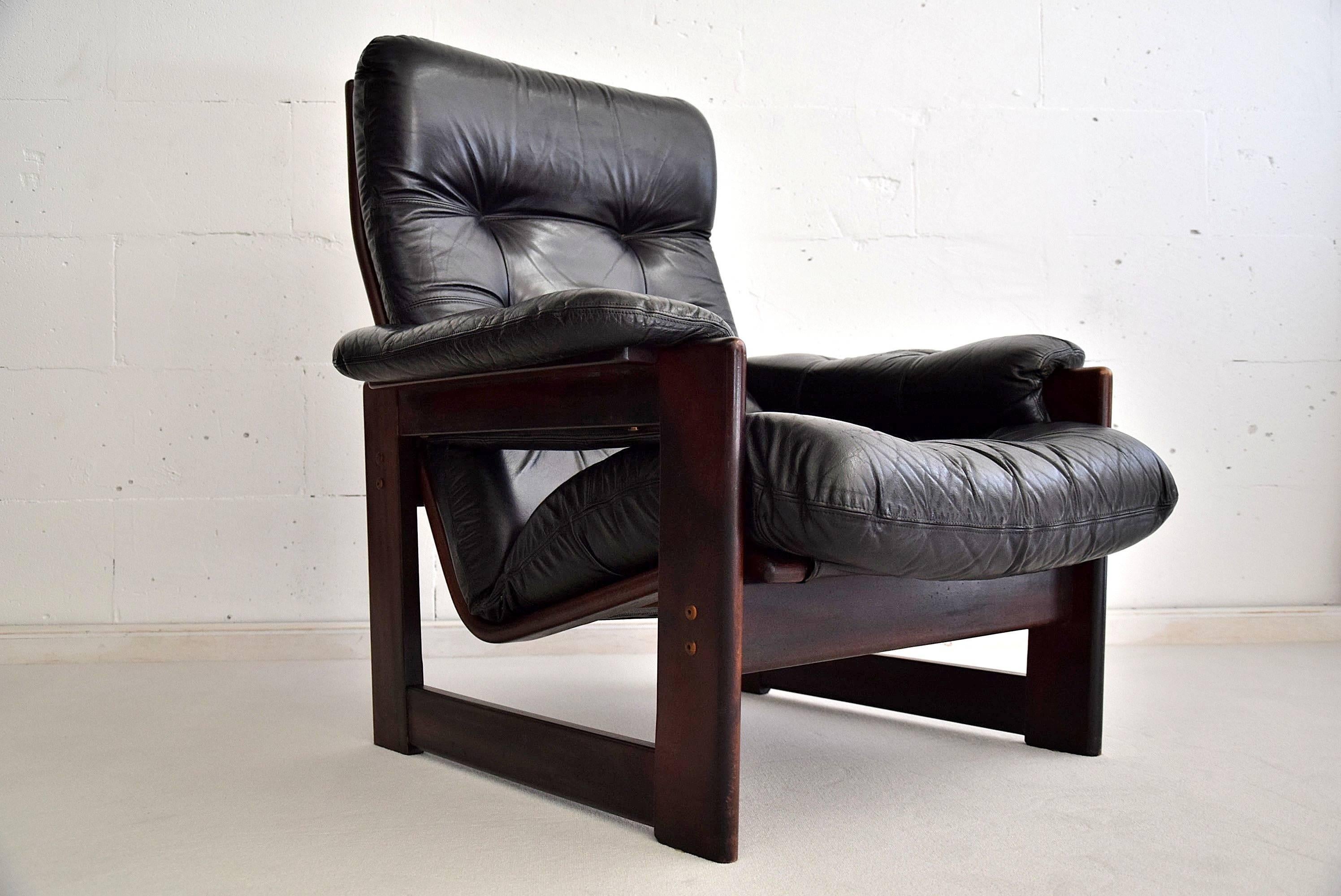 Coja High Back Leather and Mahogany Lounge Chair In Excellent Condition In Weesp, NL