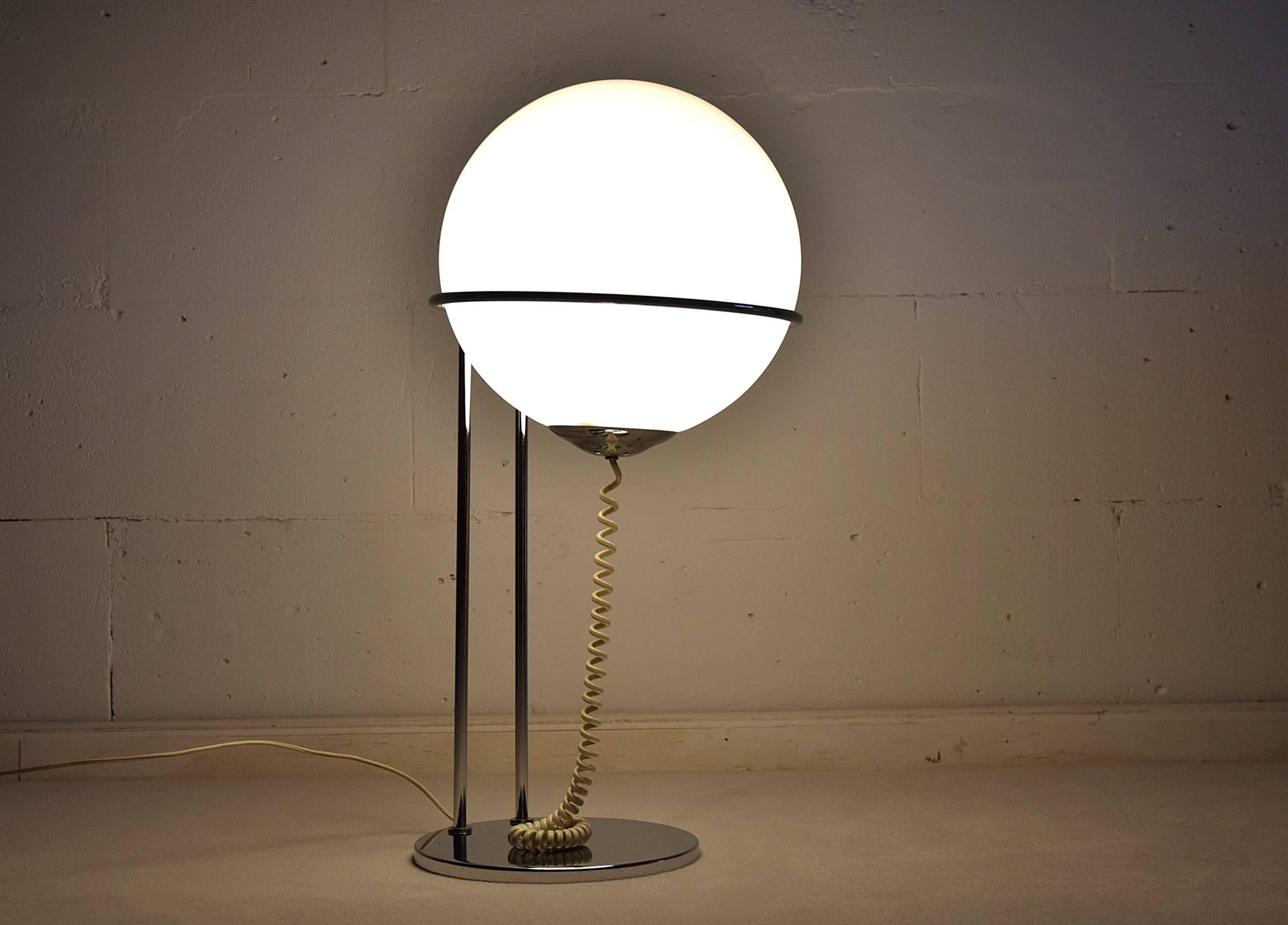 Lampe de table des années 1960 dans le style de Vico Magistretti en vente 1