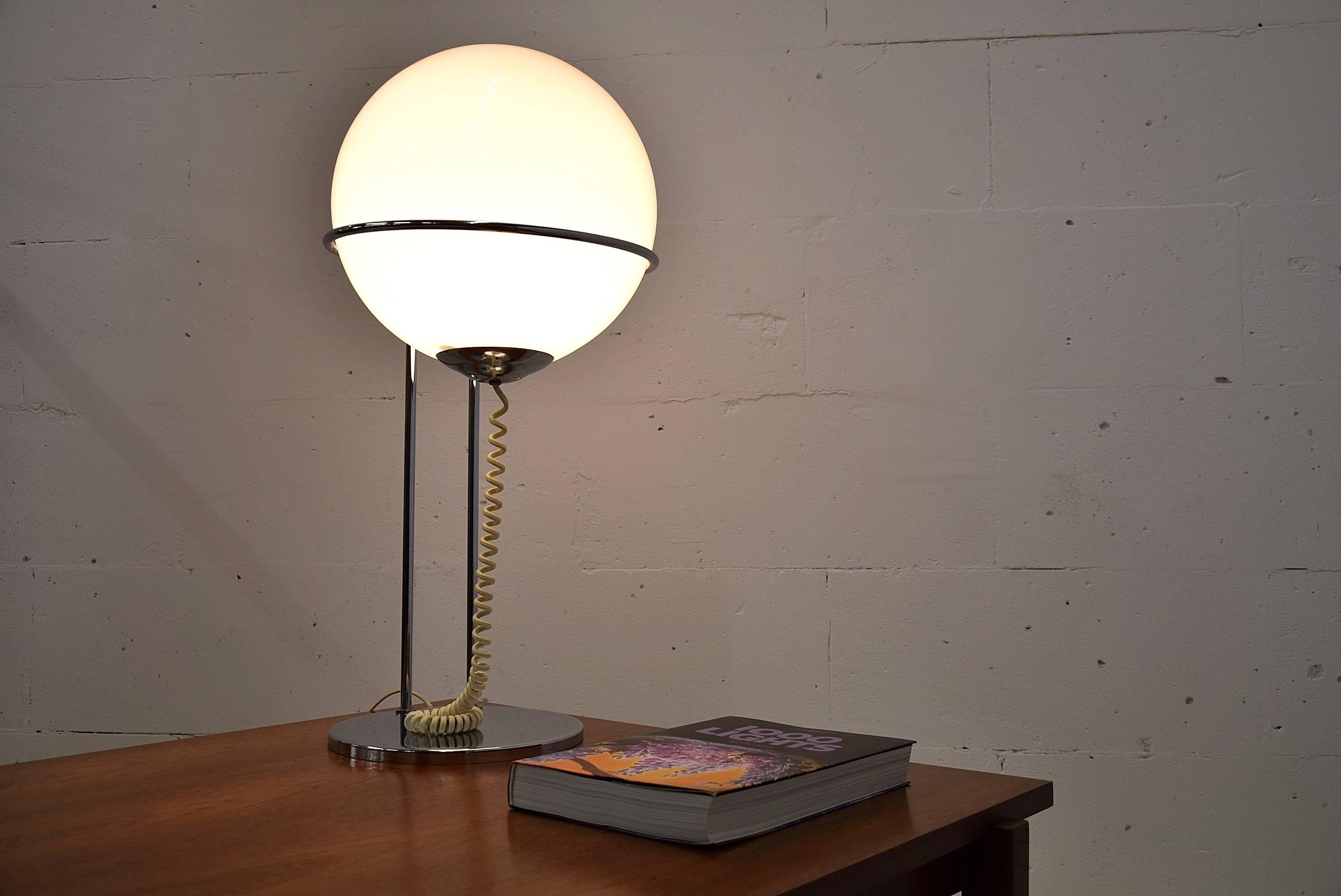 Lampe de table en verre et chrome des années 1960 dans le style de Vico Magistretti.

Cette lampe est en bon état vintage comme le montrent les images.

Dimensions : H 68 x D 30 cm.