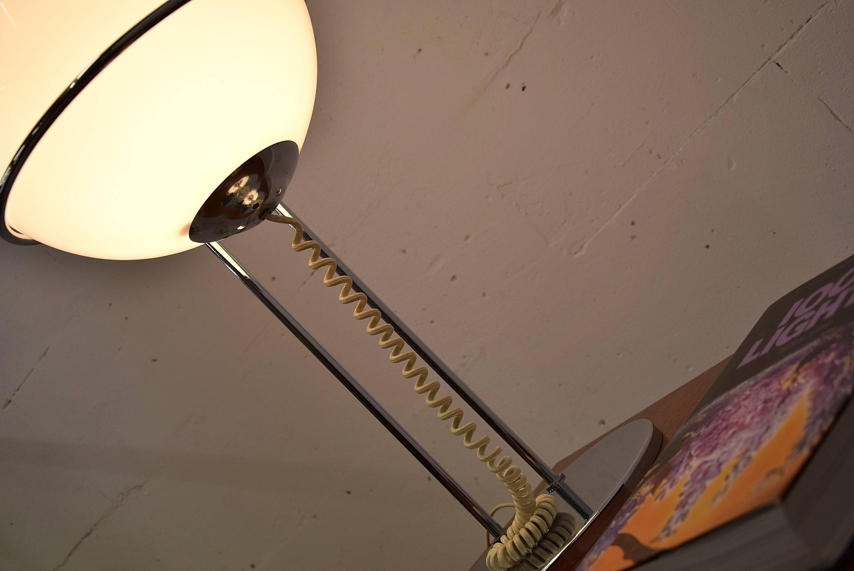 italien Lampe de table des années 1960 dans le style de Vico Magistretti en vente