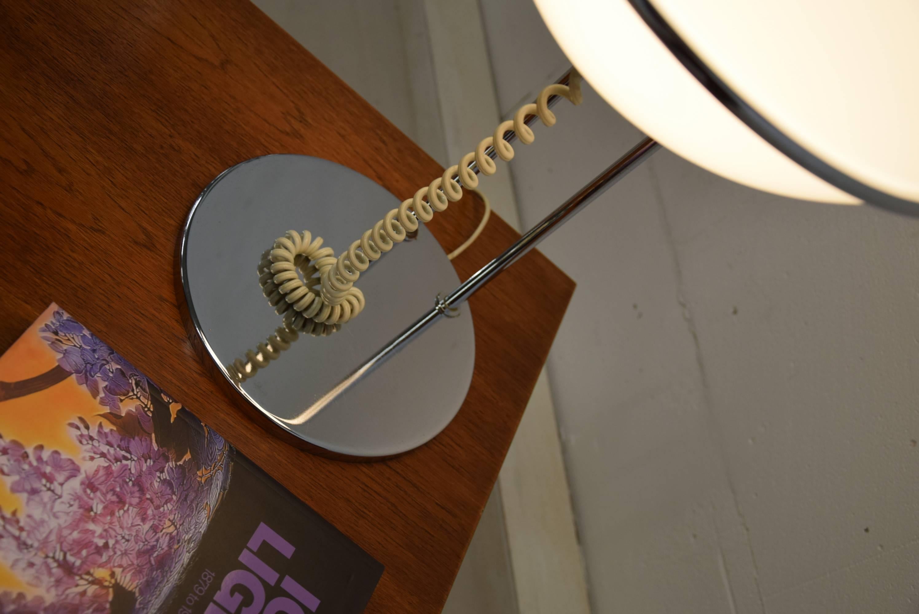 Lampe de table des années 1960 dans le style de Vico Magistretti en vente 2