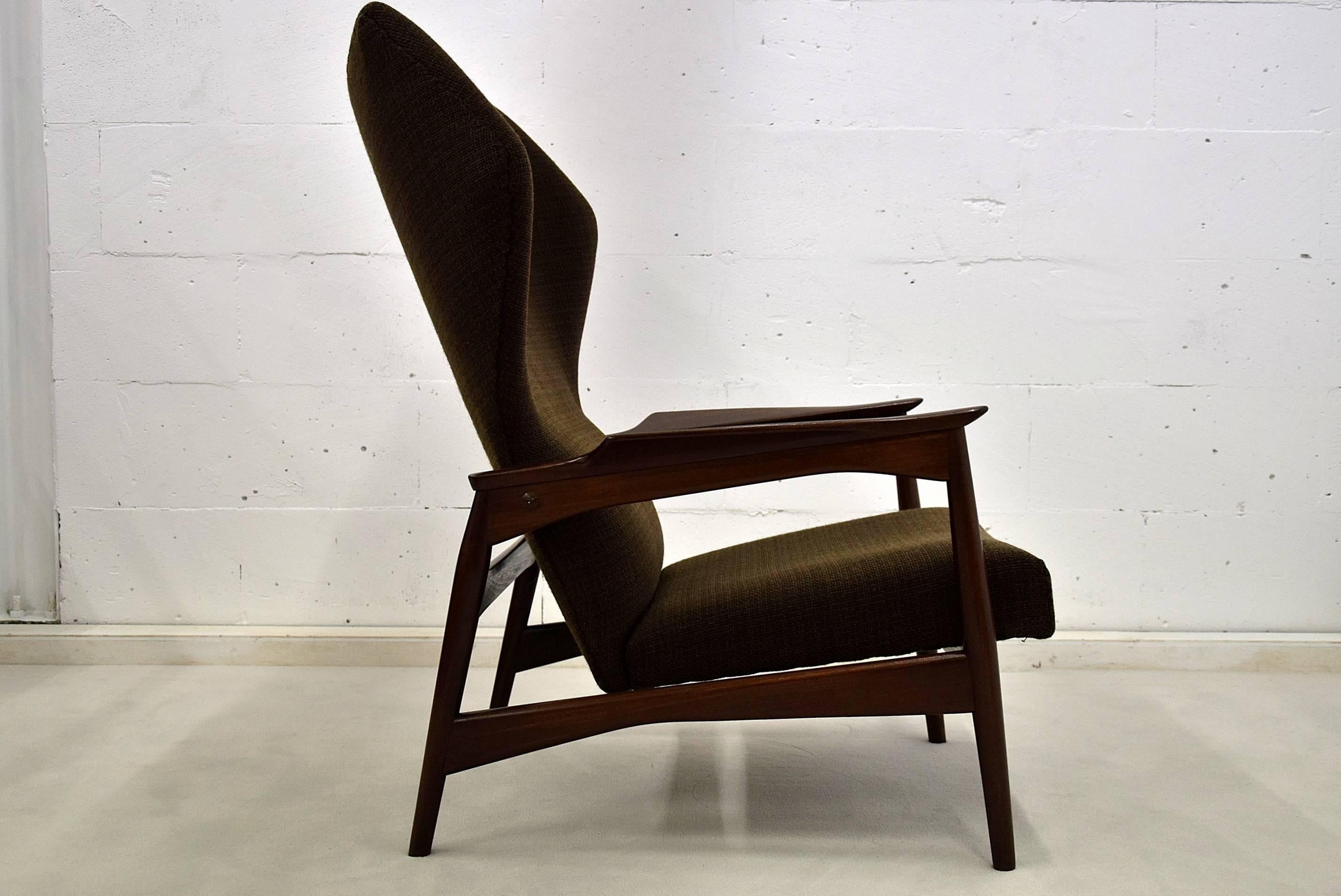 Reclinable Mid-Century wingback lounge chair designed by Ib Kofod-Larsen for Carlo Gahrn in 1954.

The chair has a mahogany frame and the original brown upholstery is in fantastic condition.

Measurements: H.102 x W.75 x D.85 cm. Seating height: