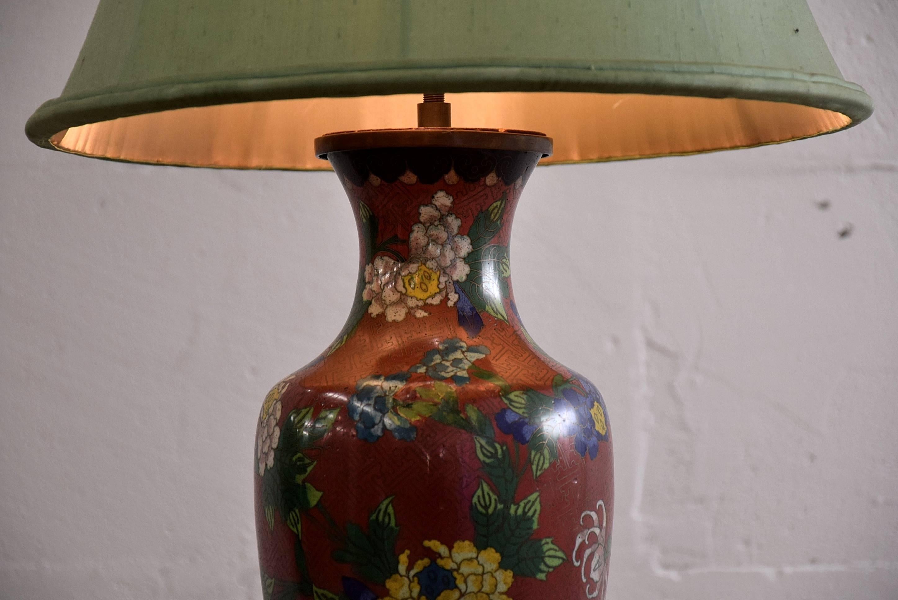 Beautiful ceramic Chinese Mid-Century cloisonné table lamp with stunning shade.

This lamp gives almost any interior that extra touch of style.

It is in great condition.

Measurement: H.71 x D.37 cm.

Cloisonné is an ancient technique for