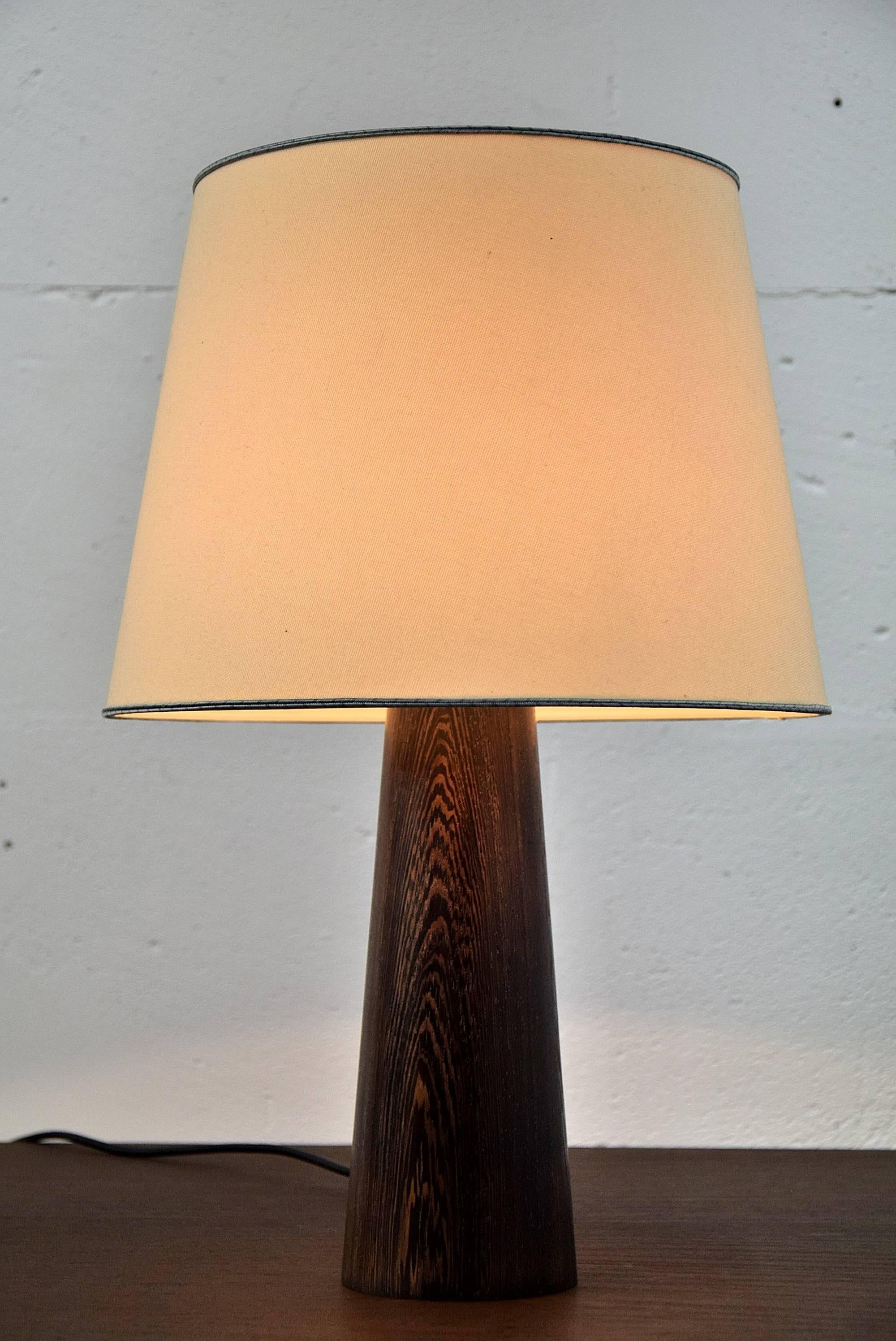 Danish, 1960s wenge table lamp.

Elegant Mid-Century table lamp made of the now protected tropical wenge wood.

Measurements: D 31 x H 46 cm.