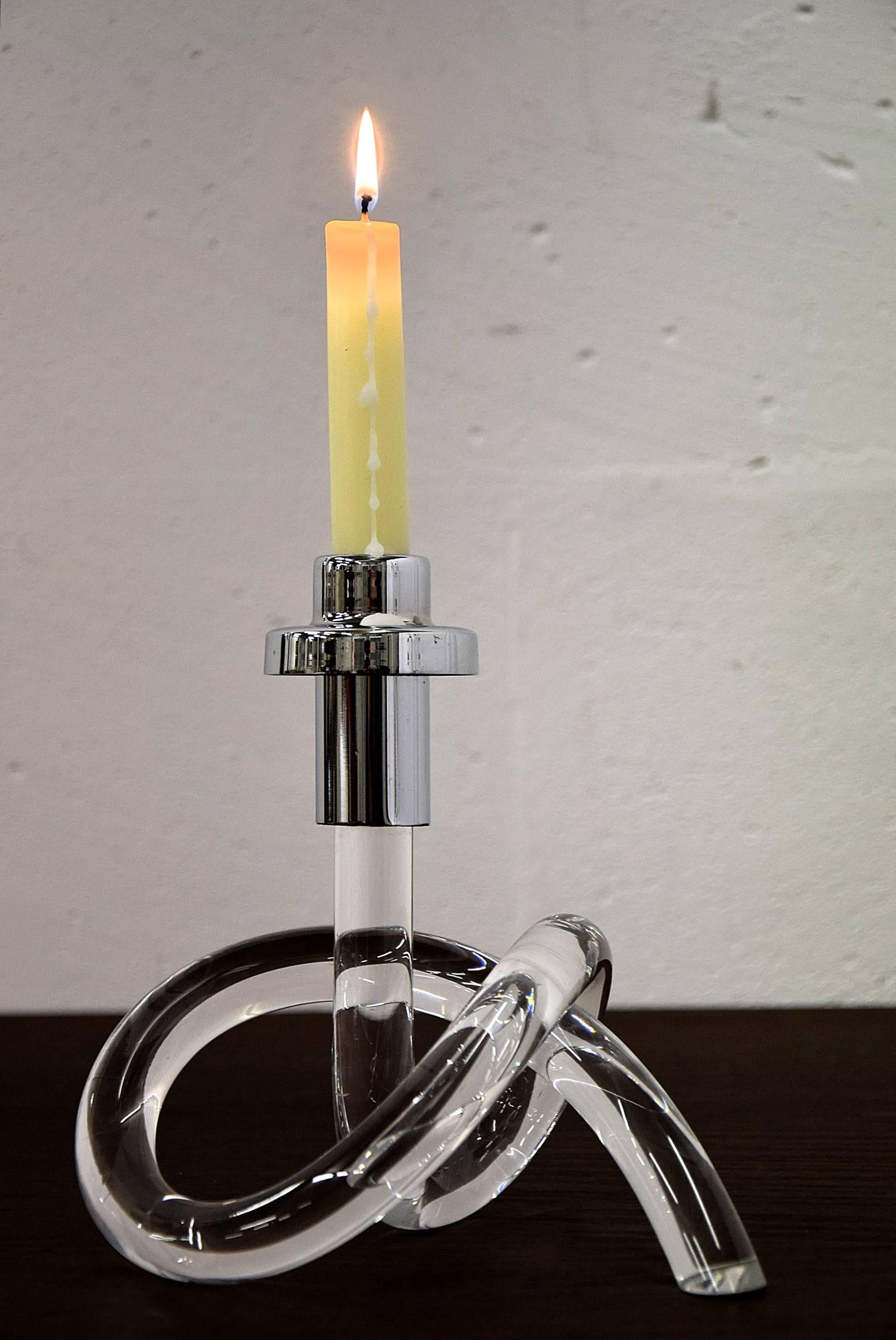Chrome and Lucite Mid-Century candleholder by Dorothy Thorpe.

This elegant piece was created by Dorothy Thorpe in the early 1950s.

Measurements: D 21 x W 16 x H 20 cm.

Born in Salt Lake City in 1901, Dorothy Thorpe was a Mid-Century