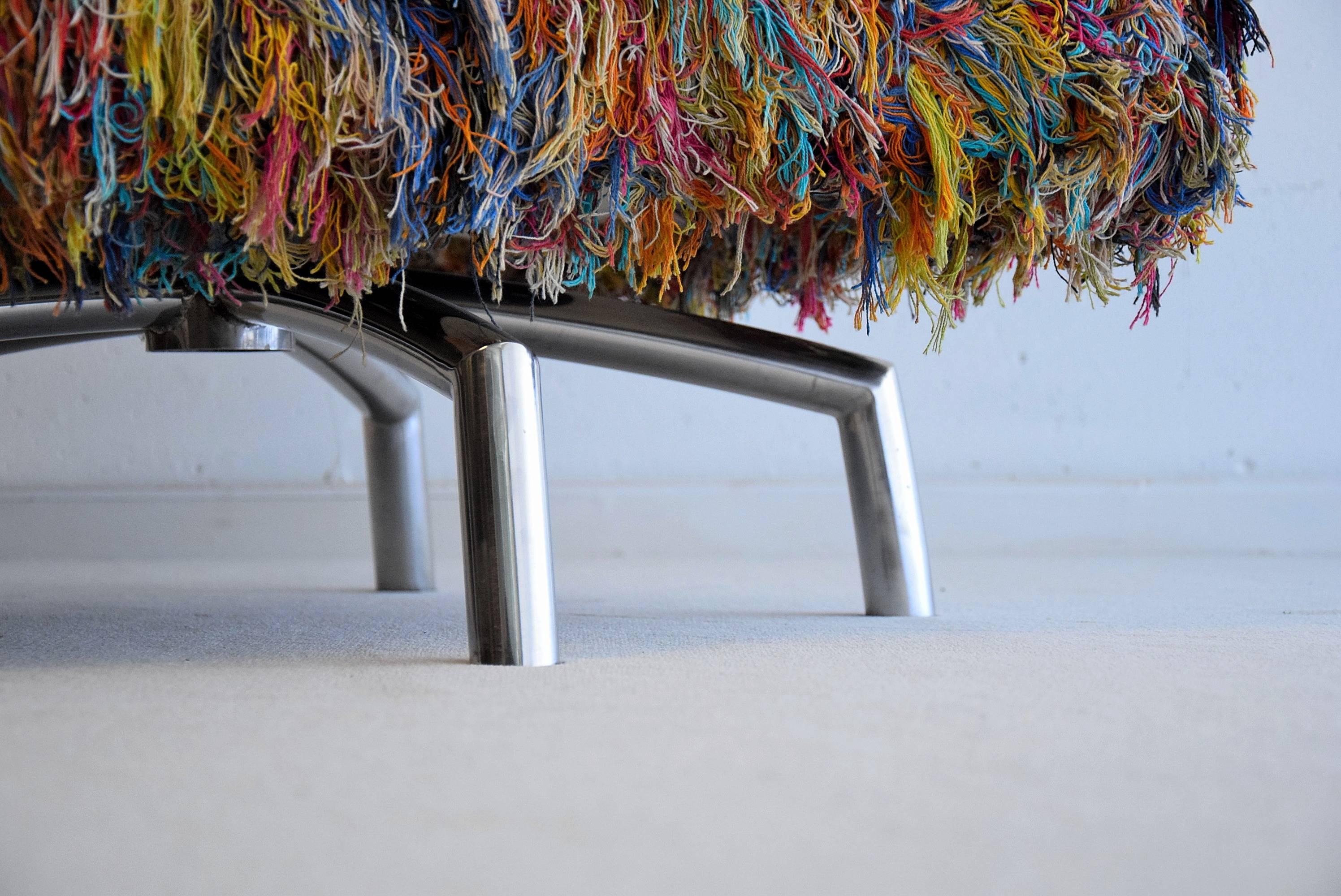 Fauteuil pivotant Giramundo.
Conçu par Thomas Bina de Environment Furniture of Los Angeles, vers 2007.

Il est fabriqué à partir de fil de coton multicolore brésilien recyclé et pivote sur des pieds en acier inoxydable poli.

Dimensions : H 66 x L
