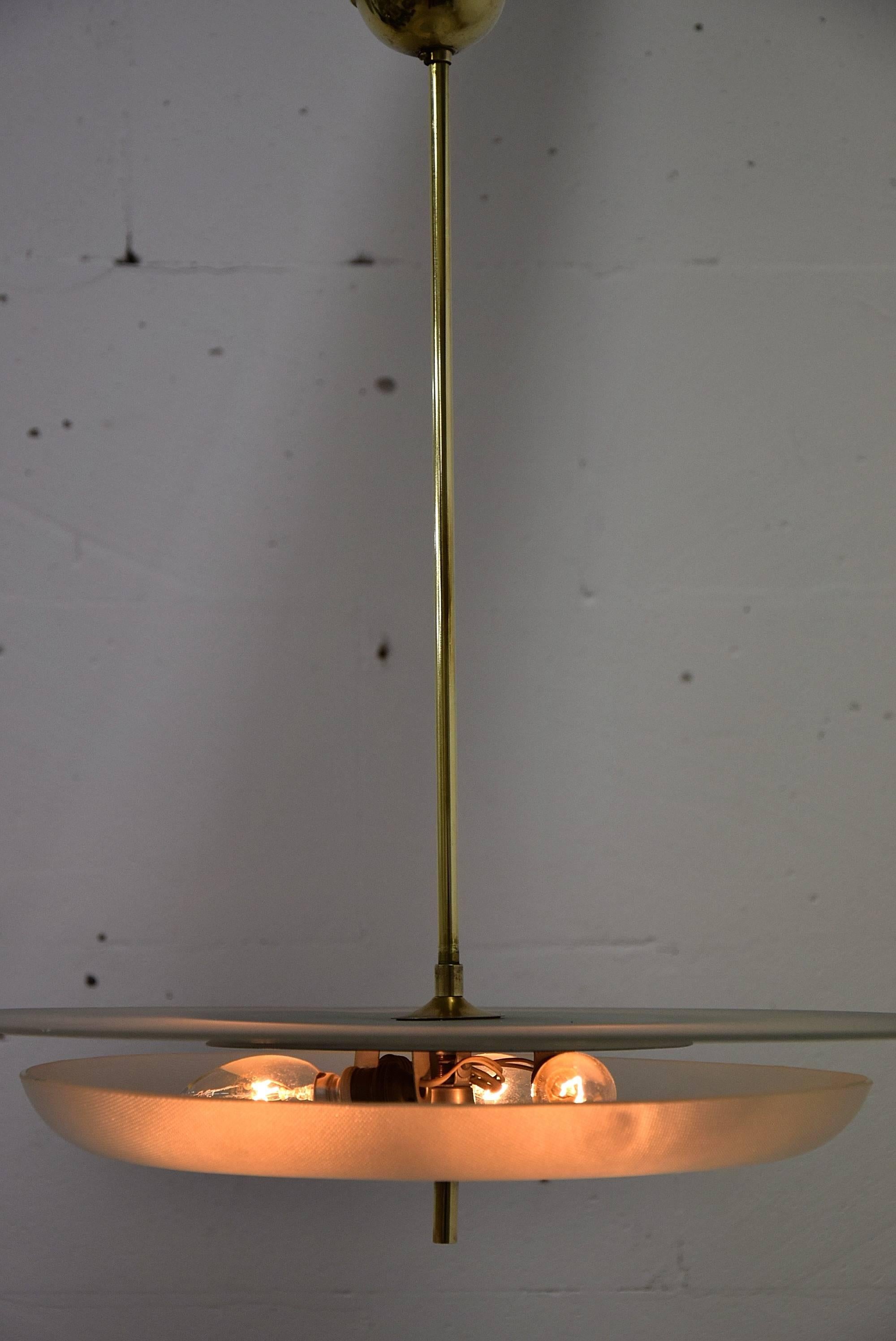 Chandelier Mid Century modern Fontana Arte attributed.
Beautiful and sophisticated 1940s ceiling lamp attributed to Pietra Chiesa for Fontana Arte

The lamp holds three lightbulbs and is in fantastic condition.

Measurements: H 62 x D 48 cm.

Lamp