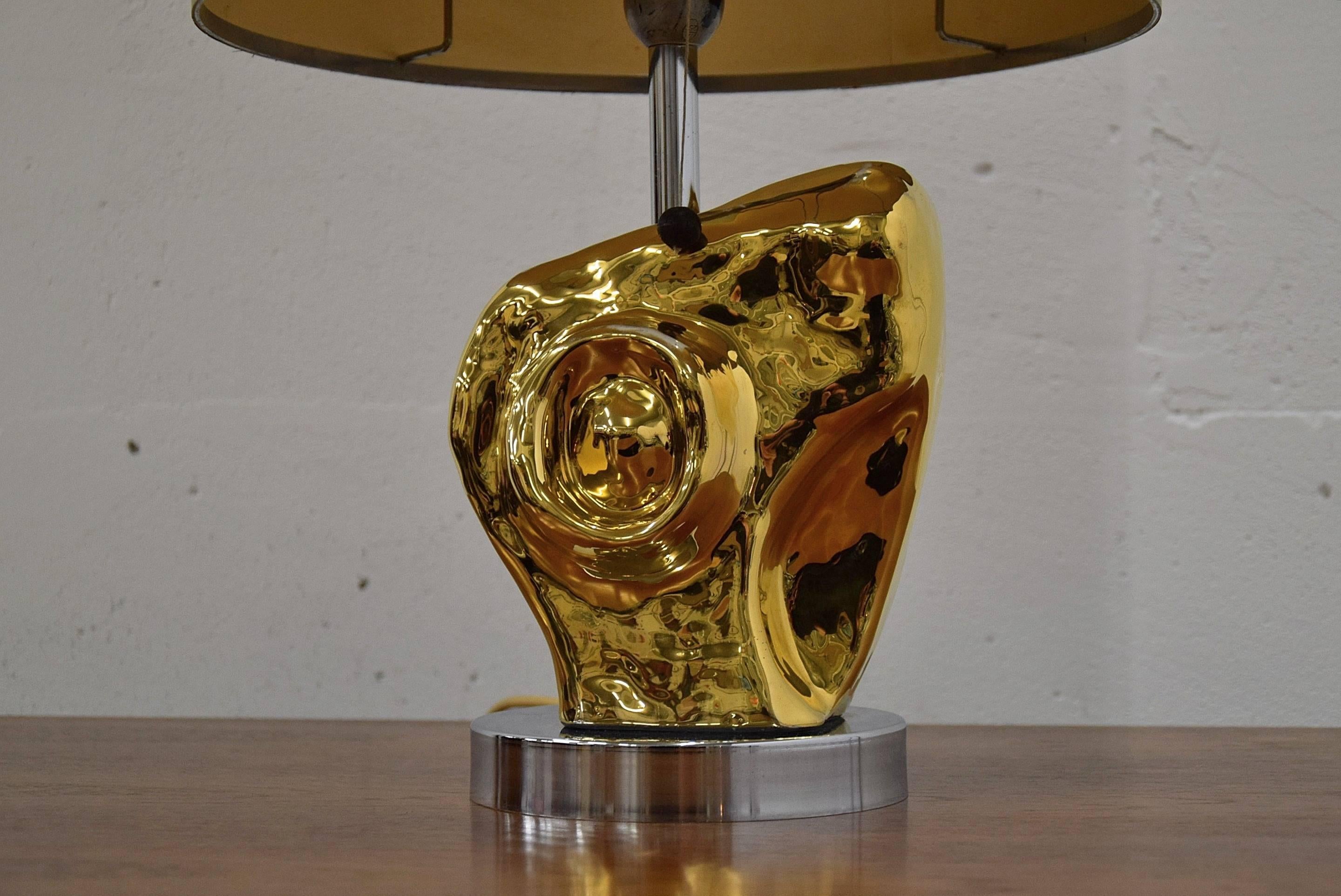 Paolo Granchi Hollywood regency table lamp
Exclusive late 1960s gold plated ceramic table lamp designed by the sculptor Paolo Granchi from Pisa, Italy. This lamp was produced in a very limited edition by Sigma L2.

The lamp comes with it's original