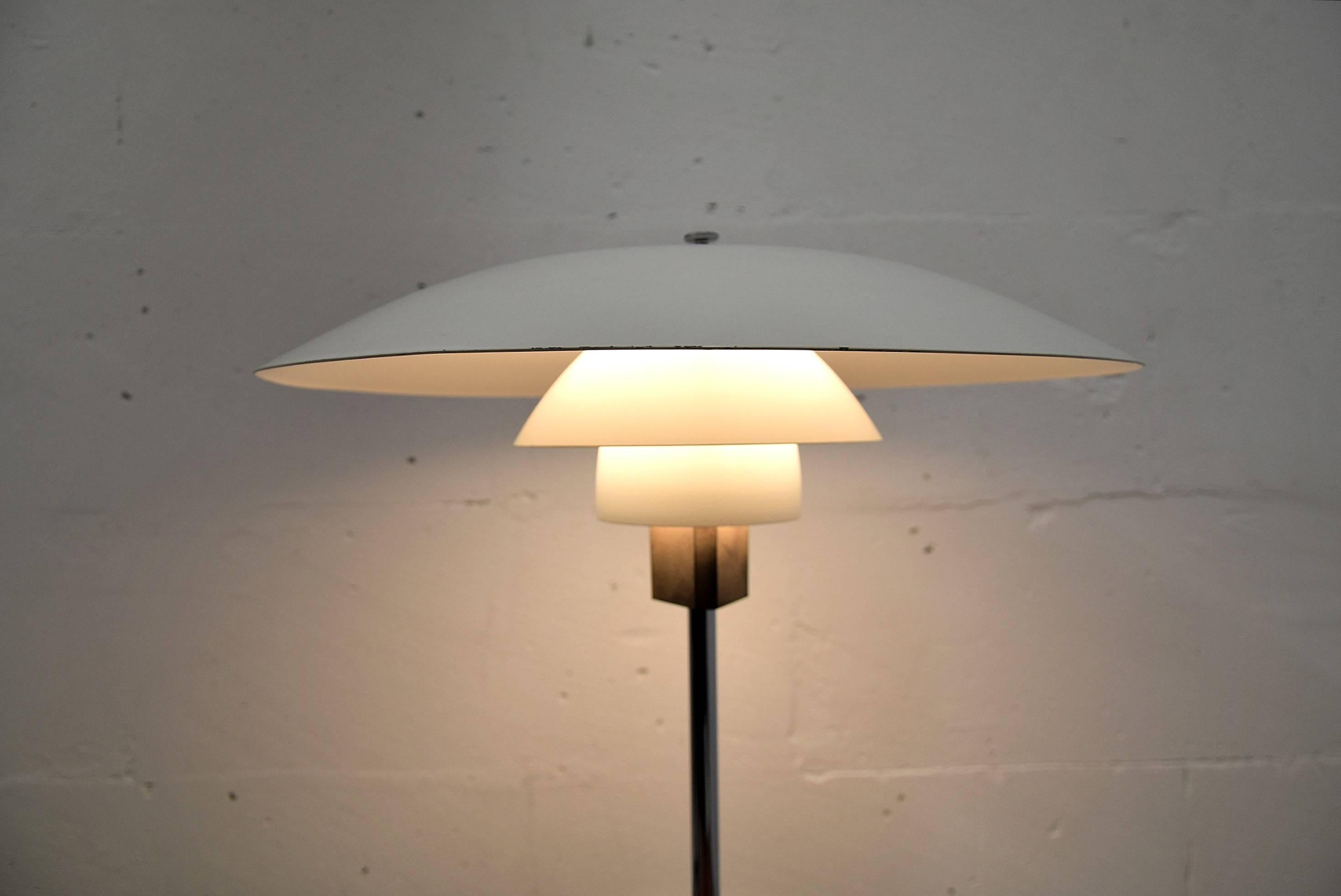 20th century table lamp Poul Henningsen for Louis Poulsen.
Mid-Century Modern design icon PH 3/4 designed by Poul Henningsen in the 1960s and produced by Louis Poulsen.

This master piece is in fantastic vintage condition.

Measurements: H.55 x D.45