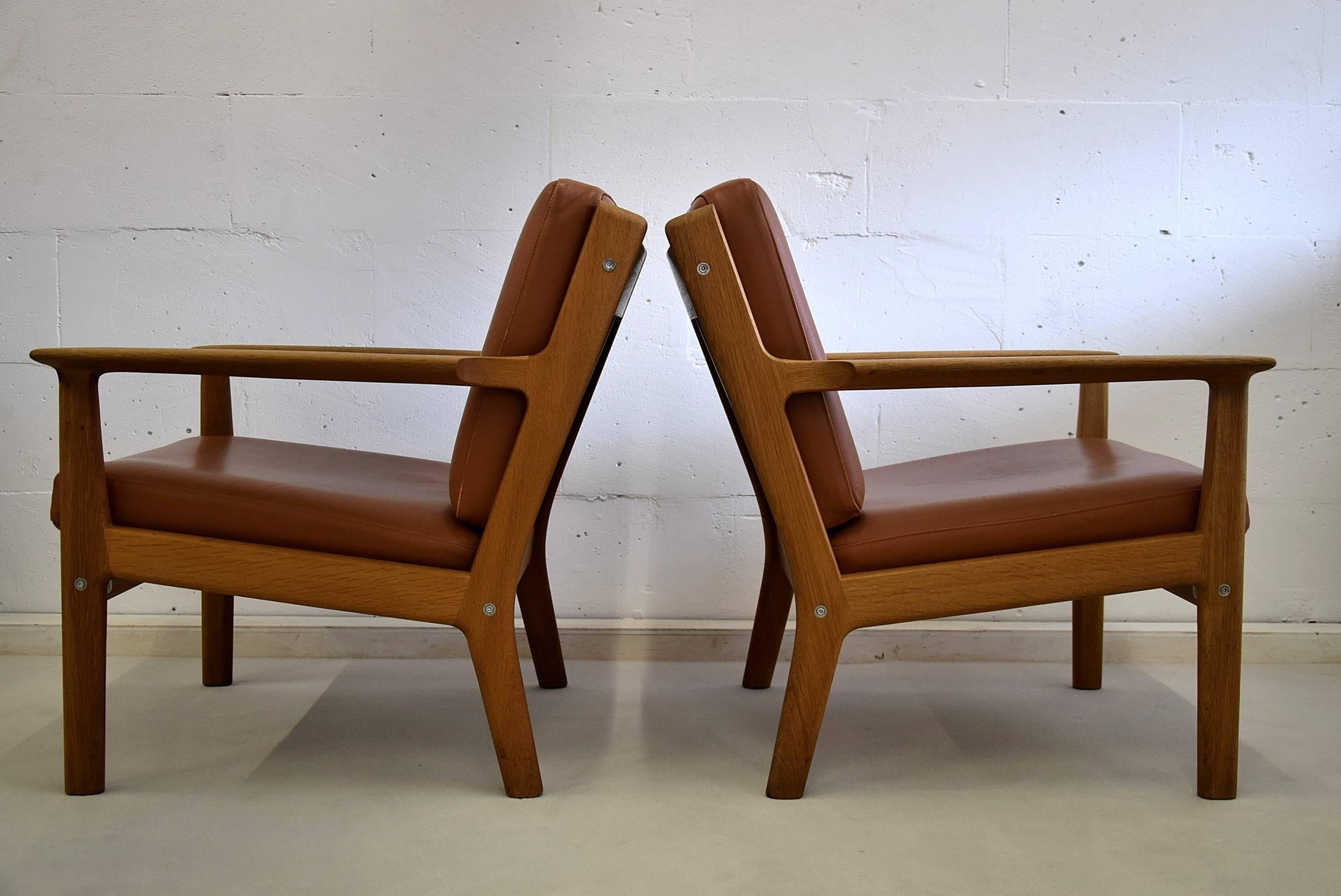 Mid-Century Modern Hans Wegner Lounge Chairs and Hocker In Good Condition In Weesp, NL