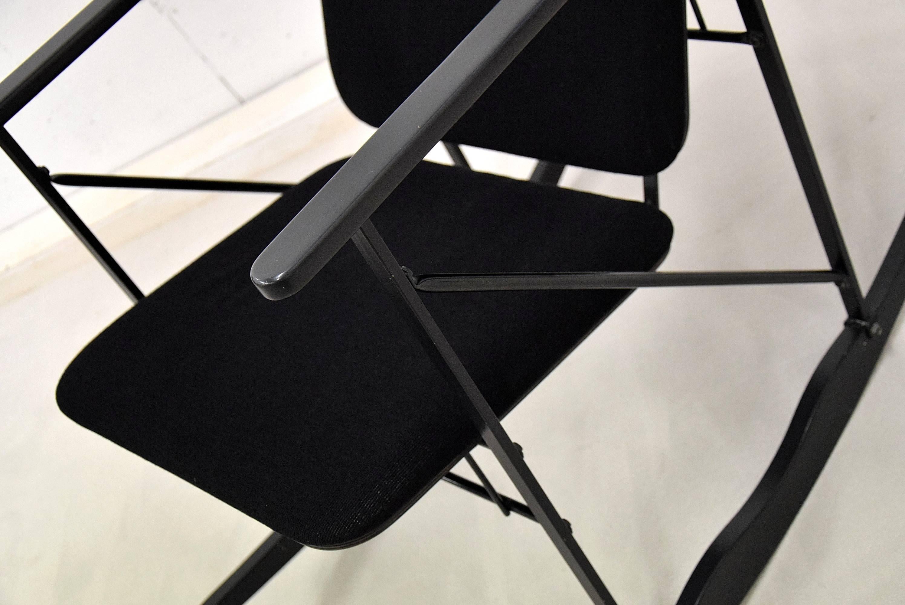 Ti presentiamo un mobile straordinario: la sedia a dondolo minimalista ed elegante Yrjö Kukkapuro per Avarte. Questa sedia è un vero esempio di design moderno, con un'attenzione particolare alla forma e alla funzione che crea un equilibrio perfetto