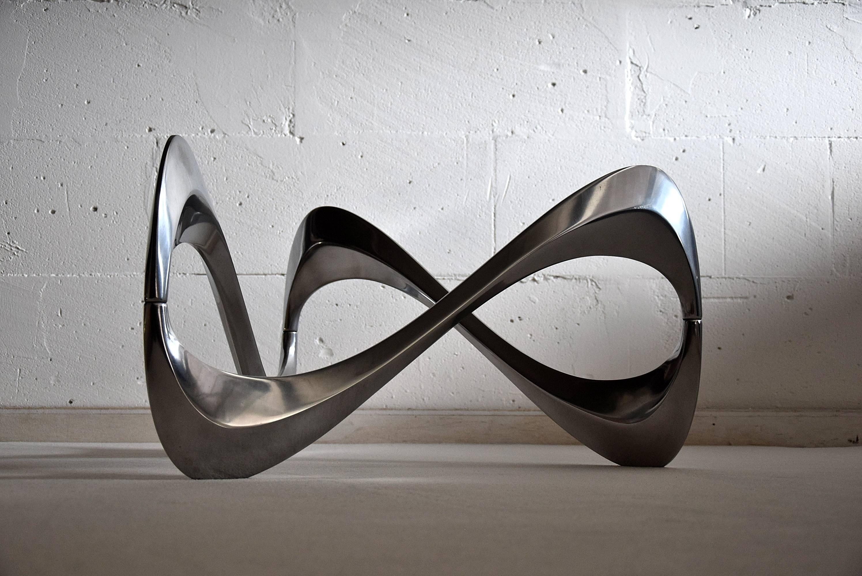 Mid century modern Snake table by Knut Hesterberg for Ronald Schmitt, 1965

This conversation piece is made of an organic shaped aluminium base which measures D 67 x W 67 x H 37.5cm and a thick round fume glass top with a diameter of 120cm.

This