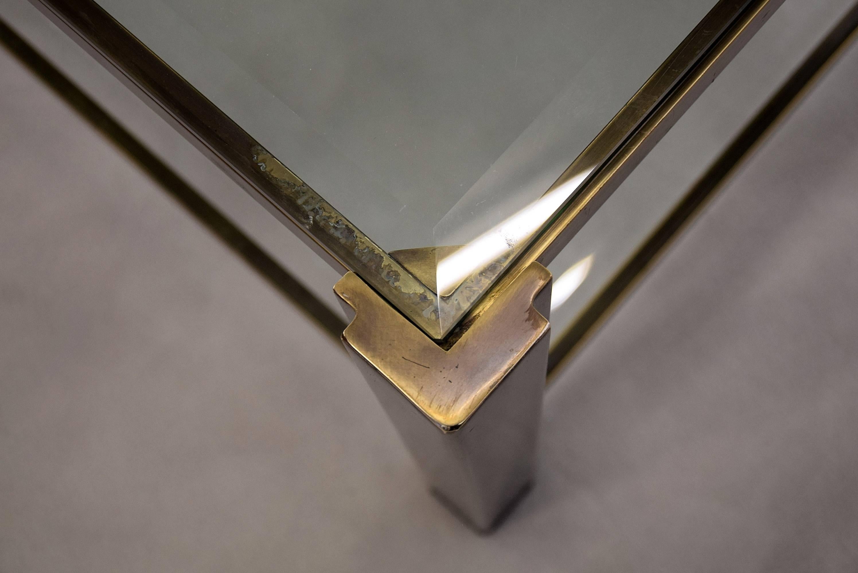 Two-tier sophisticated solid brass Maison Jansen coffee table.

Stylish heavy and solid two-tier coffee table produced by Maison Jansen in Paris in the 1980s.

Measurements: L 134 x W 74 x H 45 cm.

This elegant piece is in great