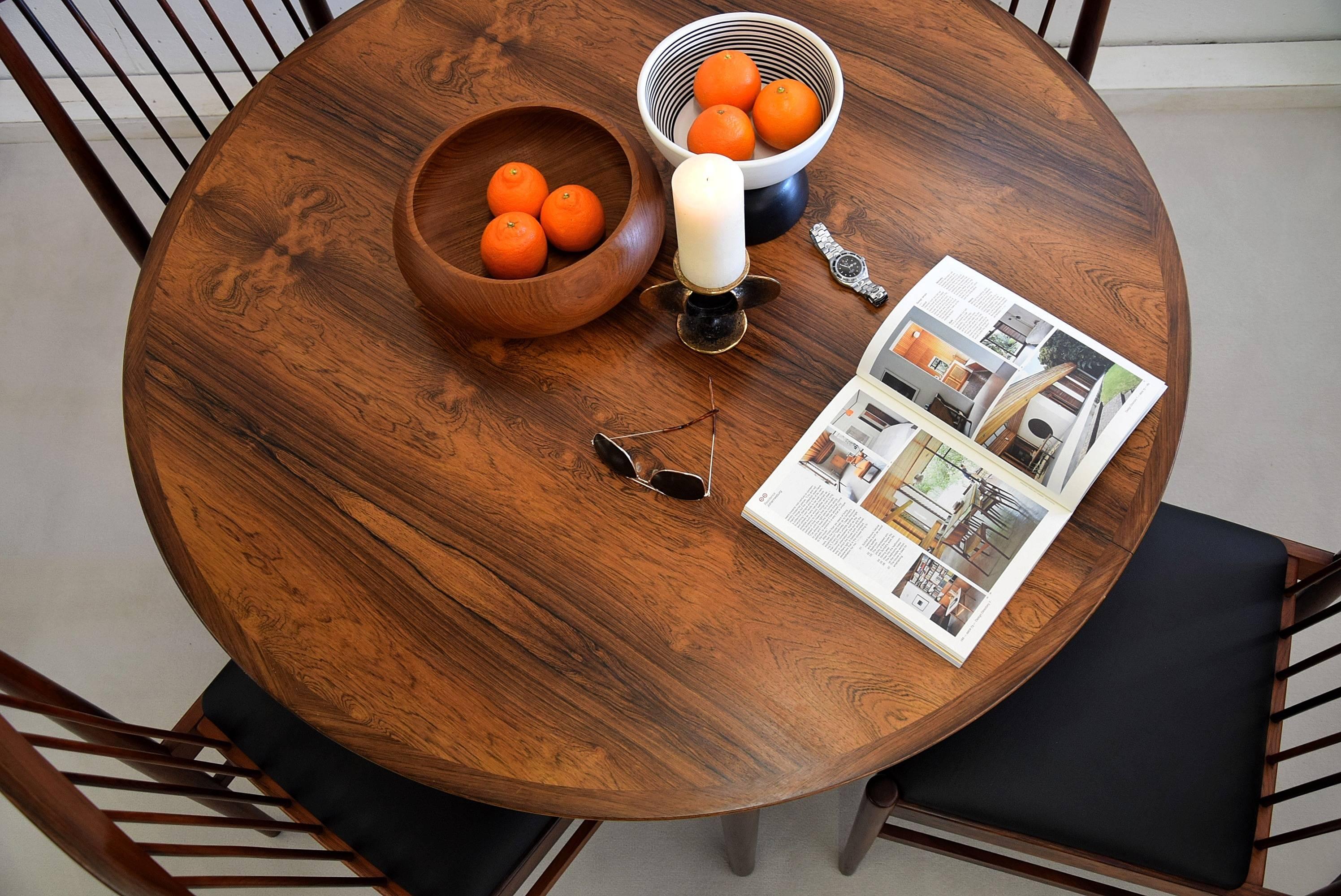 Stylish and elegant mid century modern Jatoba Arne Vodder dining room set.
Elegant early 1960s dining room table and chairs, model 422, designed by Arne Vodder for Sibast Denmark. The chairs have been professional upholstered with black leather. The