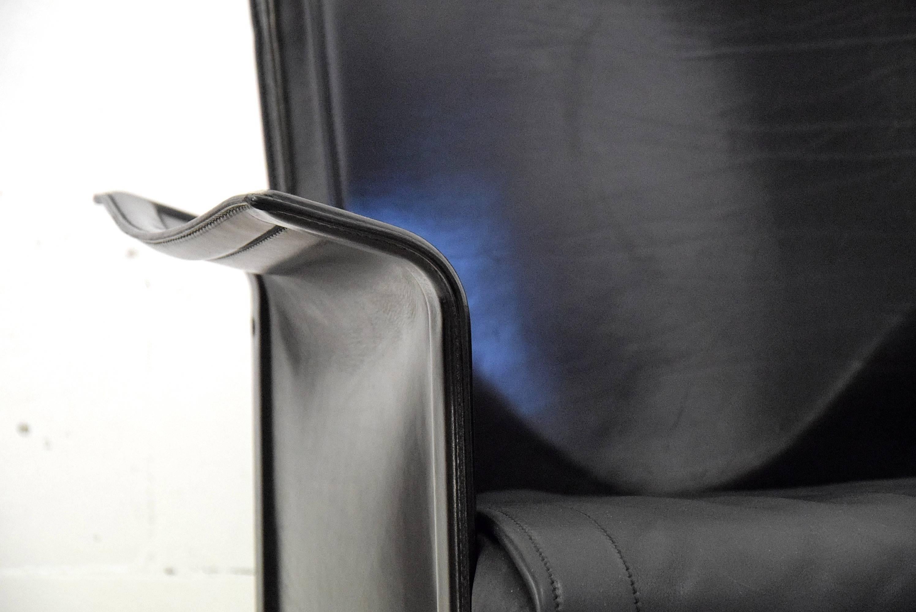 Ledersessel Korium Tito Agnoli für Matteo Grassi.
Anspruchsvoll, stilvoll und sehr bequem ist dieser Korium-Vollledersessel, der von Tito Agnoli in den 1980er Jahren entworfen wurde.

Der Stuhl ist in sehr gutem Zustand.

Der Stuhl wird in einer