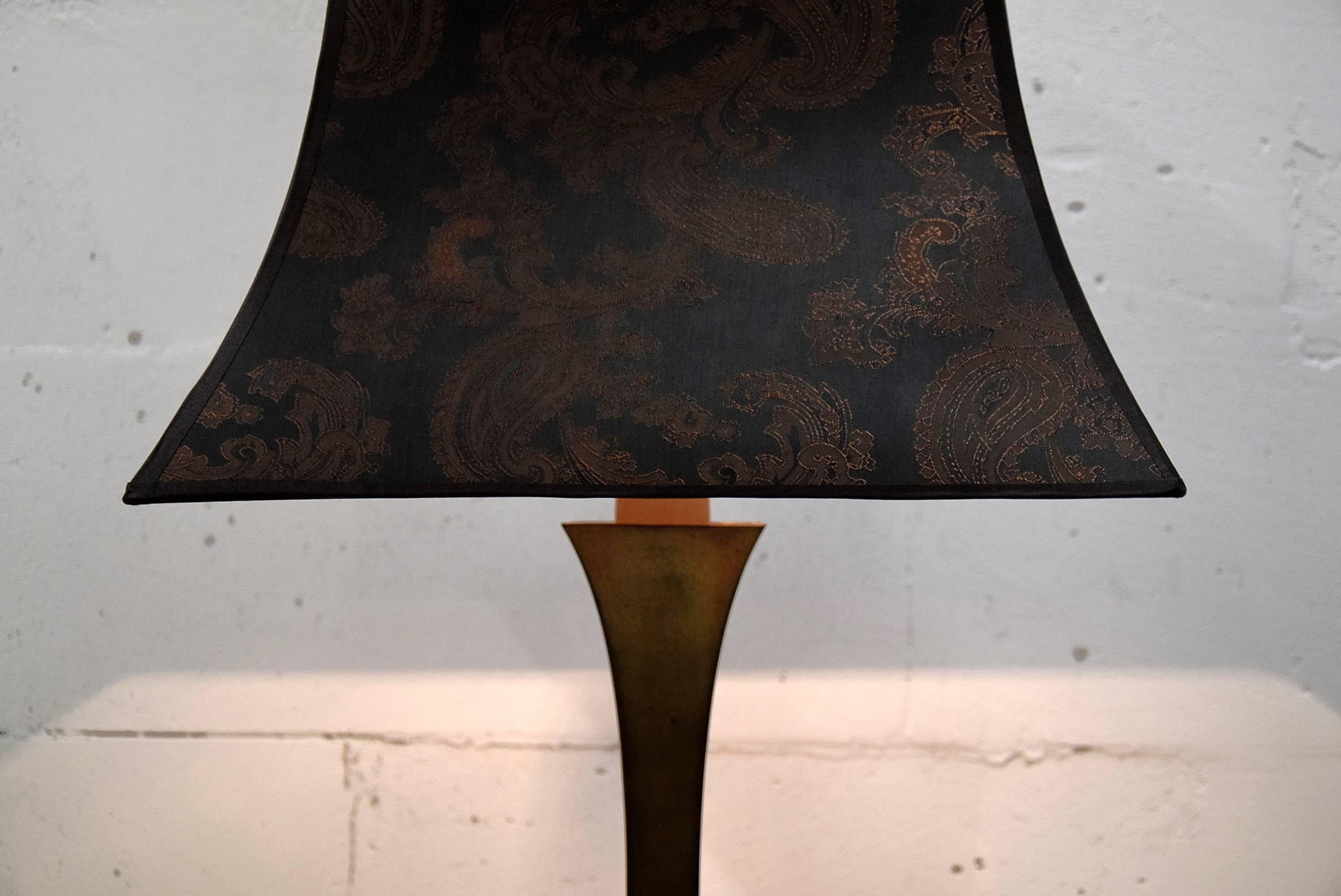 Brass Mid century Modern Maison Jansen table lamp.
Sophisticated Maison Jansen brass lamp with beautiful patina produced in France in the 1960s.
The cashmere design shade is included.

Measurements : H 82 x W 41 x D 41 cm.

Lamp will be shipped