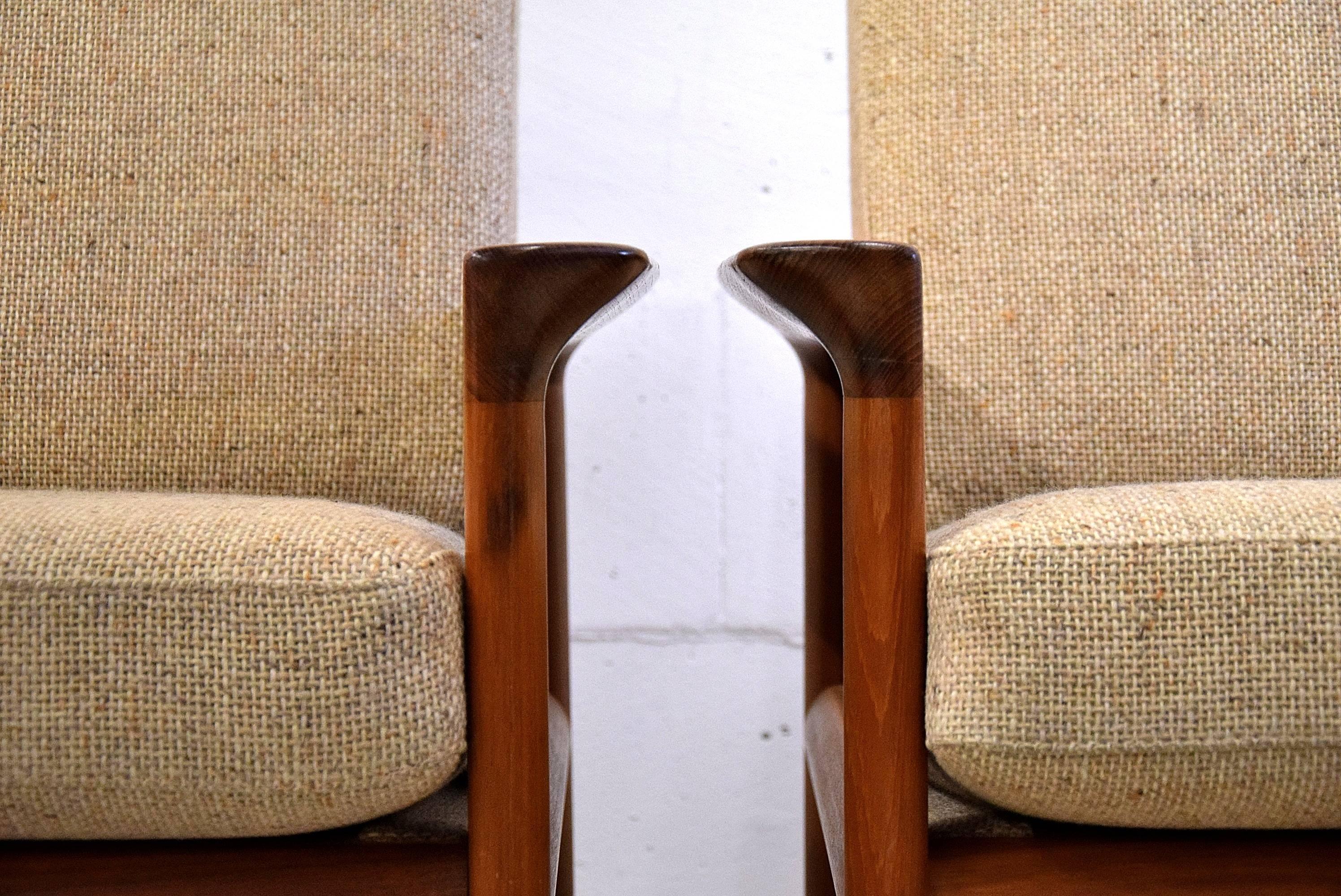 Teak mid century modern Sven Ellekaer lounge chairs
Classy Danish early 1960s Borneo armchairs designed by Sven Ellekaer for Komfort. The chairs are made of solid teak and have their original upholstery which is a mix of wool, cotton and rayon. The
