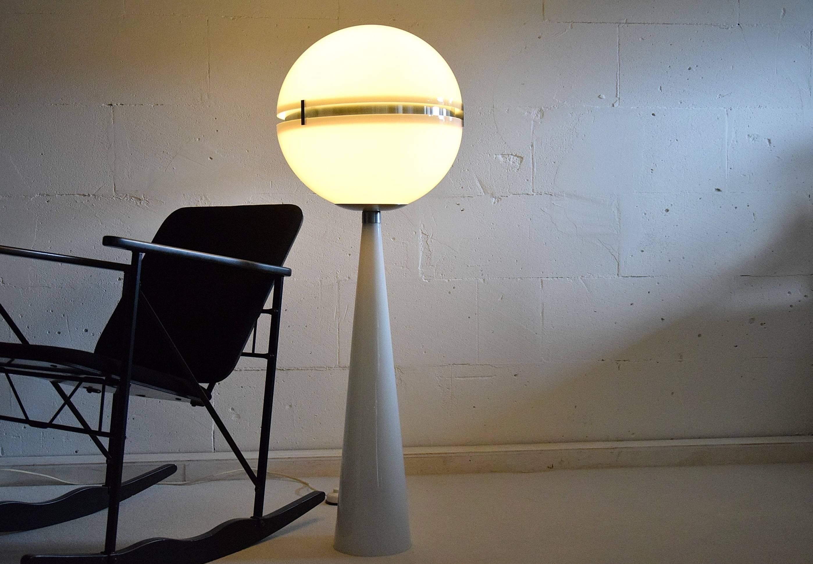Italian space age floor lamp which seems to be taken out Stanley Kubrick's 2001: A Space Odyssey.
A beautiful eye catcher in great condition. A jewel in any room.

Measurements: H 115 x D 40 cm.

The lamp will be shipped abroad in a custom-made