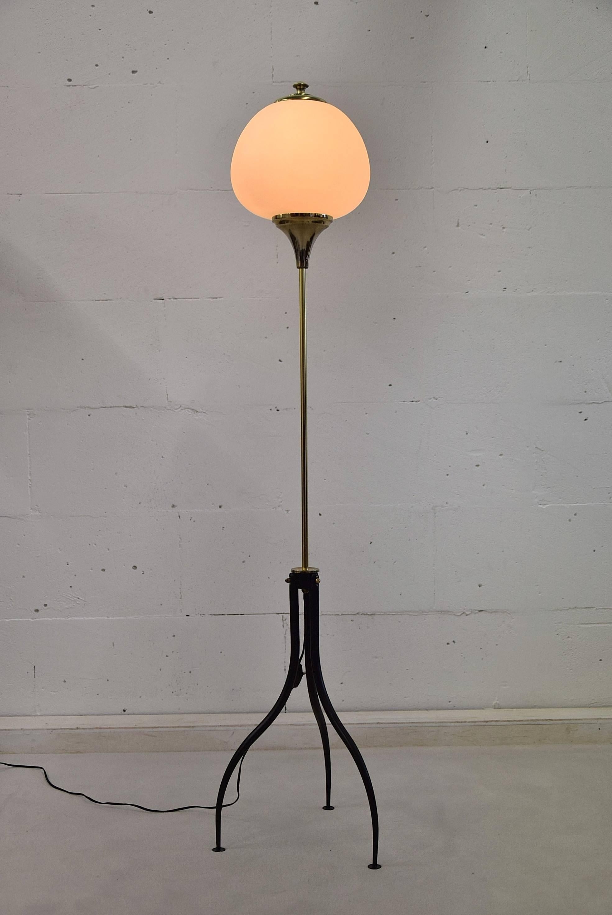 Lumi Milano Stehlampe aus Glas und Messing, Mid-Century Modern im Zustand „Gut“ im Angebot in Weesp, NL