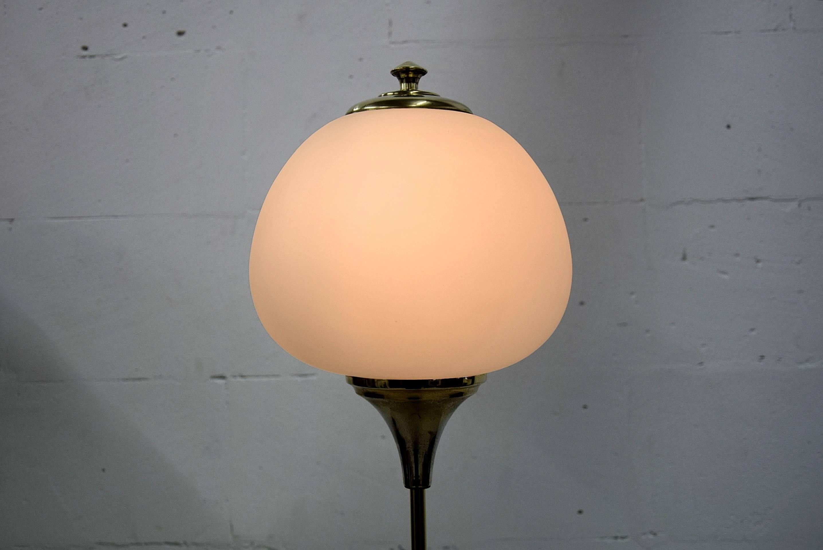 Lumi Milano Stehlampe aus Glas und Messing, Mid-Century Modern (Moderne der Mitte des Jahrhunderts) im Angebot