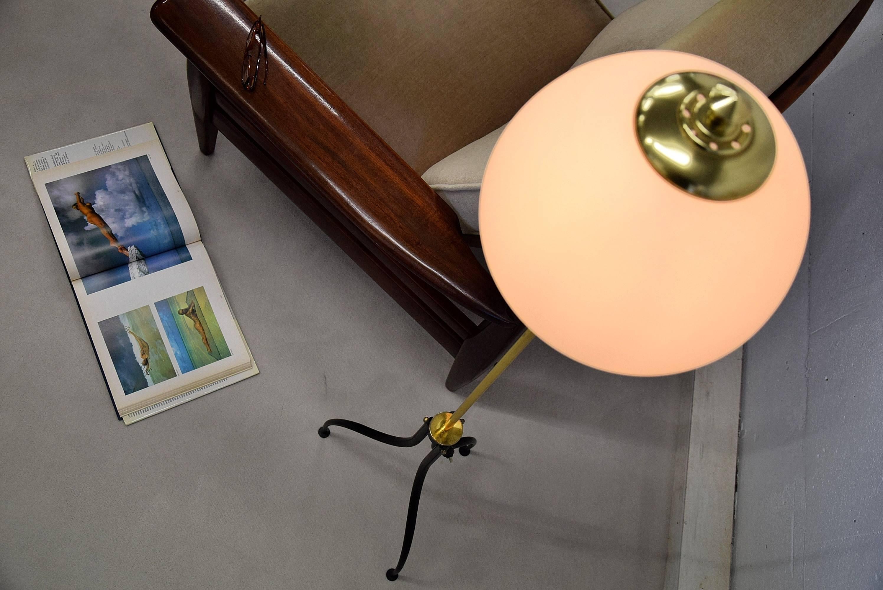 Brass and glass Lumi Milano mid century modern floor lamp.
Elegant and classy 1950’s brass, iron & glass floor lamp produced by Lumi Milano, Italy.
This rare, nearly 70 years old piece is in good vintage condition.

Measurements : H.136 x D.26 cm