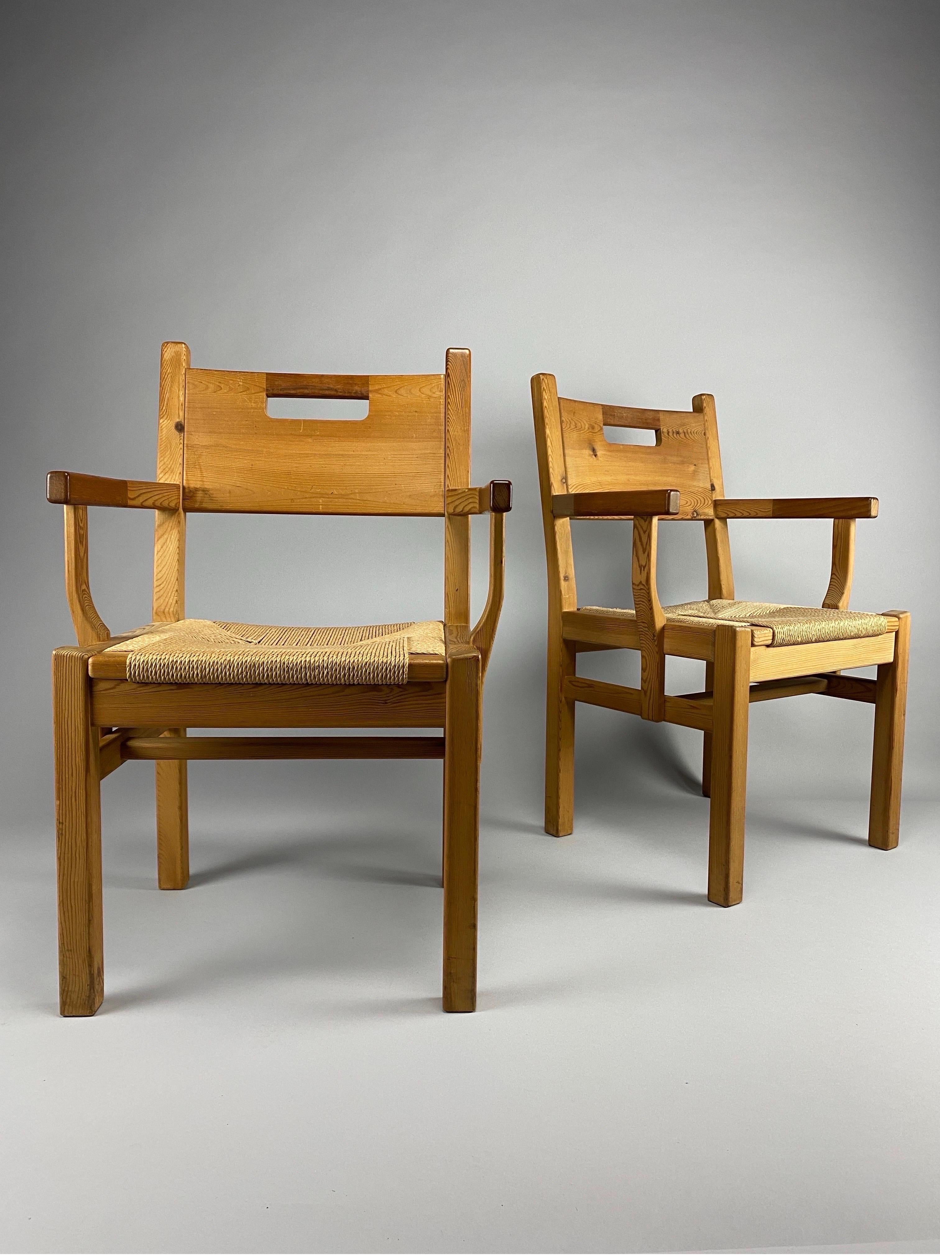 Élevez votre espace avec un confort intemporel : Fauteuils scandinaves en pin de Tage Poulsen

Laissez-vous séduire par l'incarnation du design scandinave avec ces fauteuils exquis fabriqués en bois de pin chaud et ornés de sièges en corde de