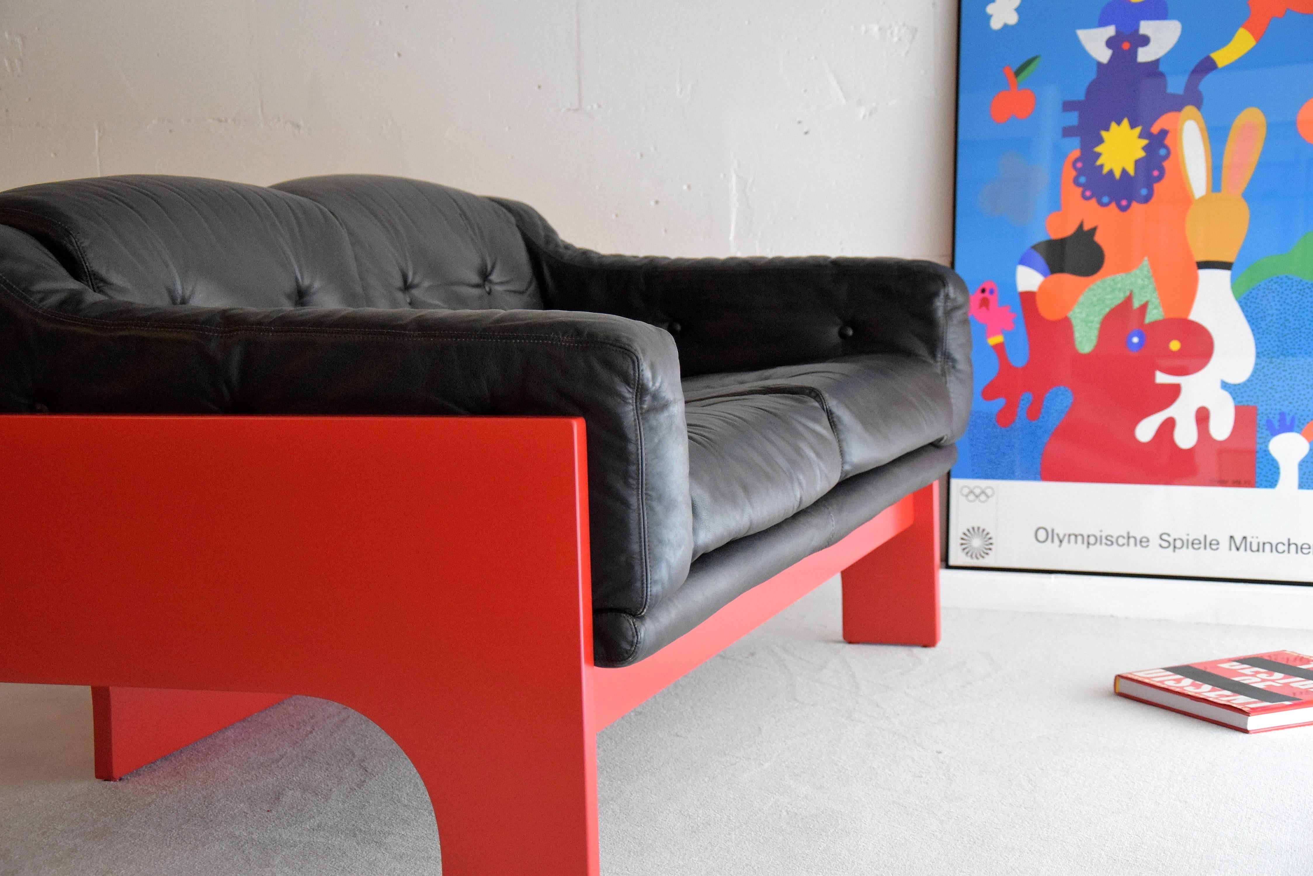 Mid Century Red and Black Sofa by Claudio Salocchi for Sormani In Good Condition In Weesp, NL