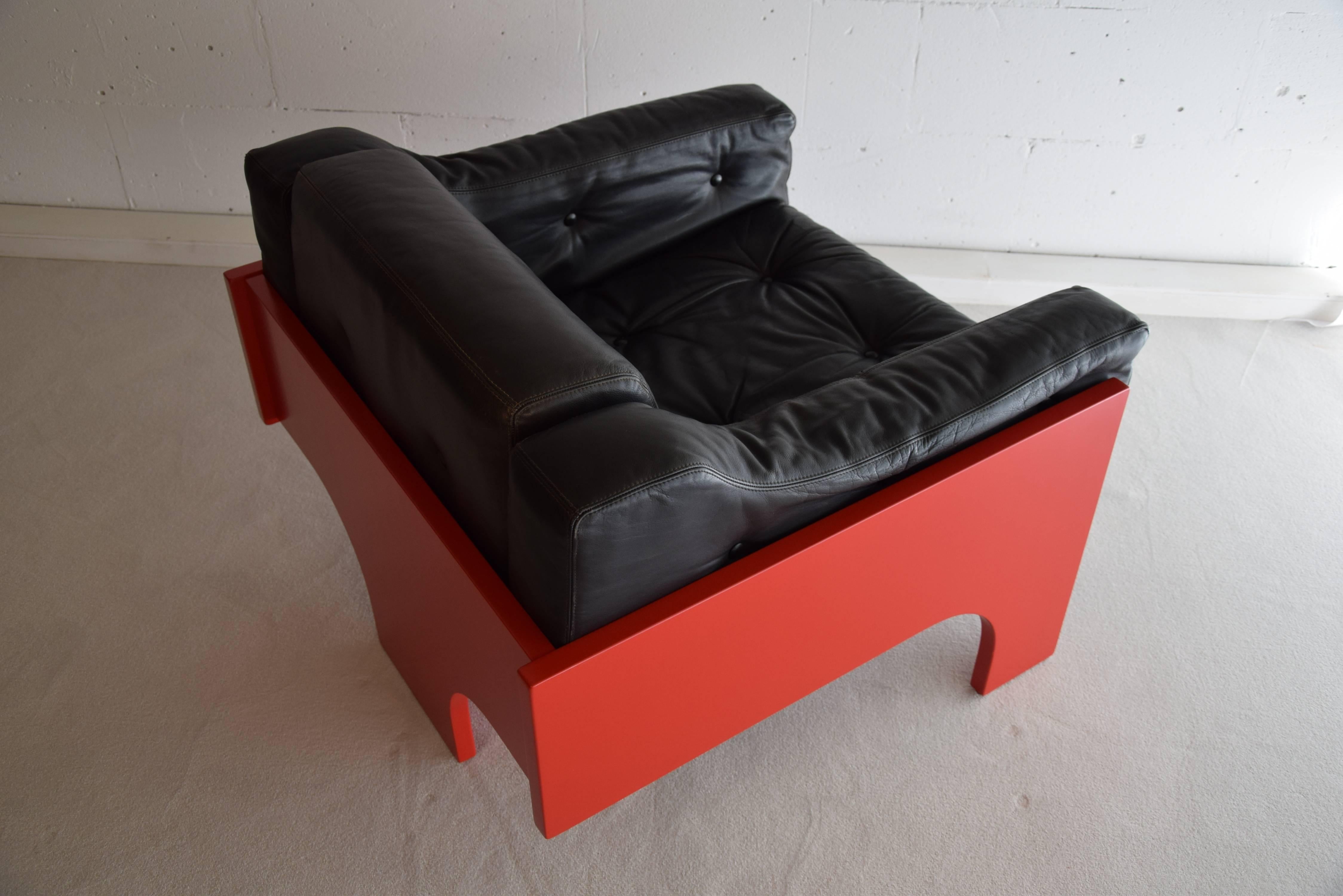 Two mid century modern Oriolo lounge chairs by Claudio Salocchi for Sormani, Italy.
Both chairs are in very good condition with leather cushions and red lacquered wood. 
Measurements: H 67 x W 85 x D 81 cm, seating height is 43 cm.
We also offer the