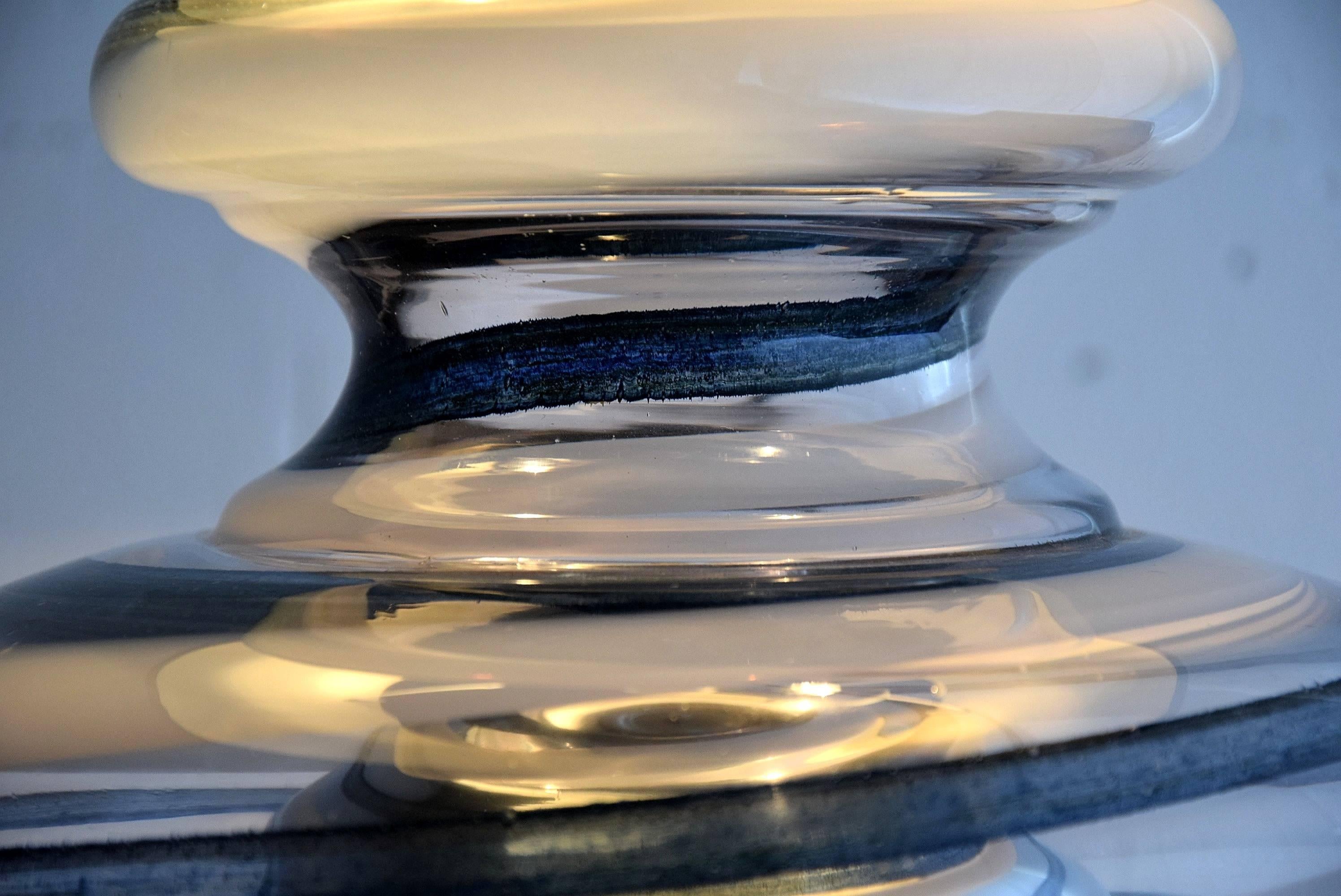 Schöne Lampe aus mundgeblasenem Glas, hergestellt von BD Lumica in den 1970er Jahren.

Die Lampe nimmt drei Glühbirnen auf und kann zwischen einer, drei oder keiner Glühbirne (aus) umgeschaltet werden.

Abmessungen: H 60 x T 45 cm.