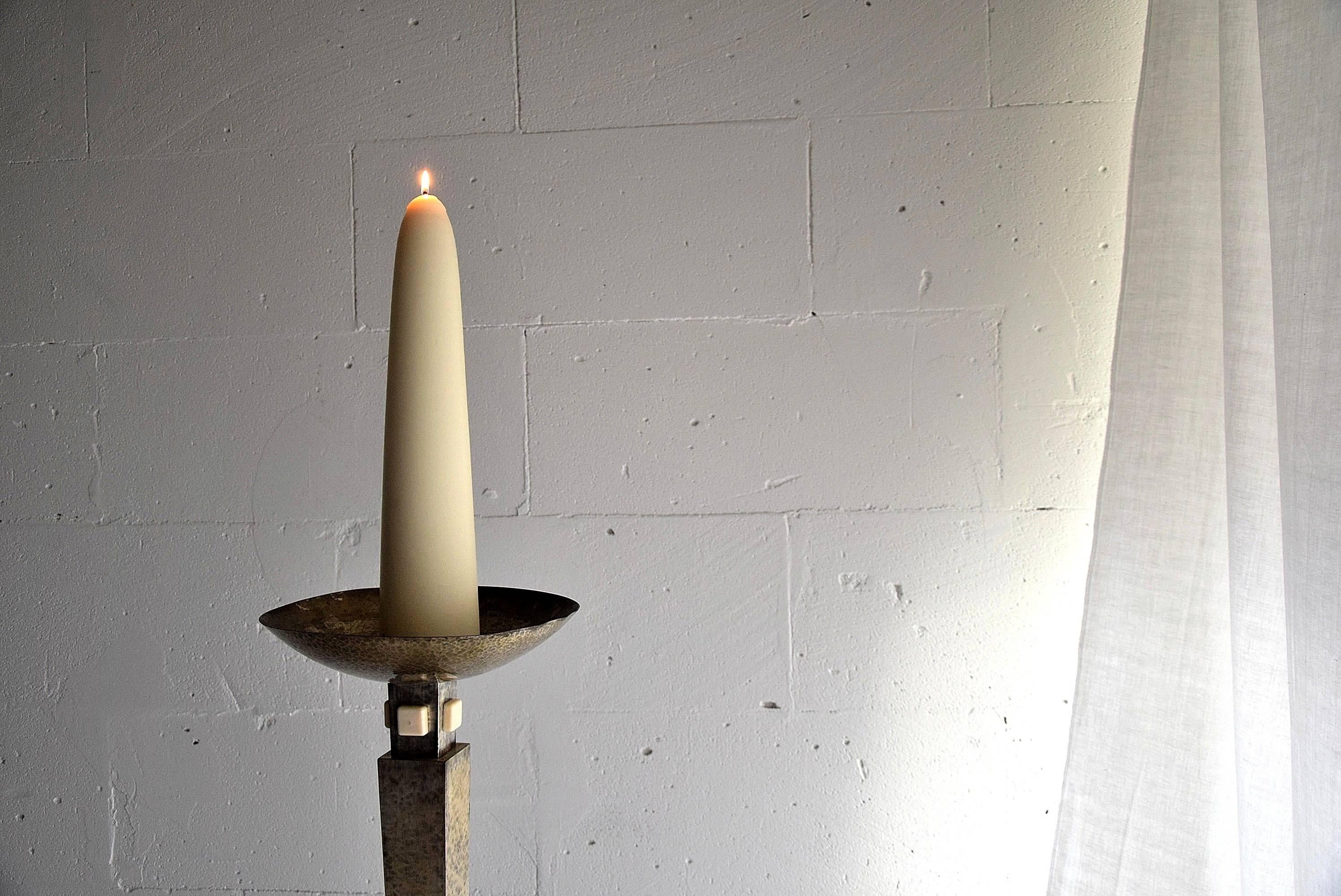 Big 1930s Art Deco church candleholder in very good condition.

Measurements: H 102 x D 27 cm.