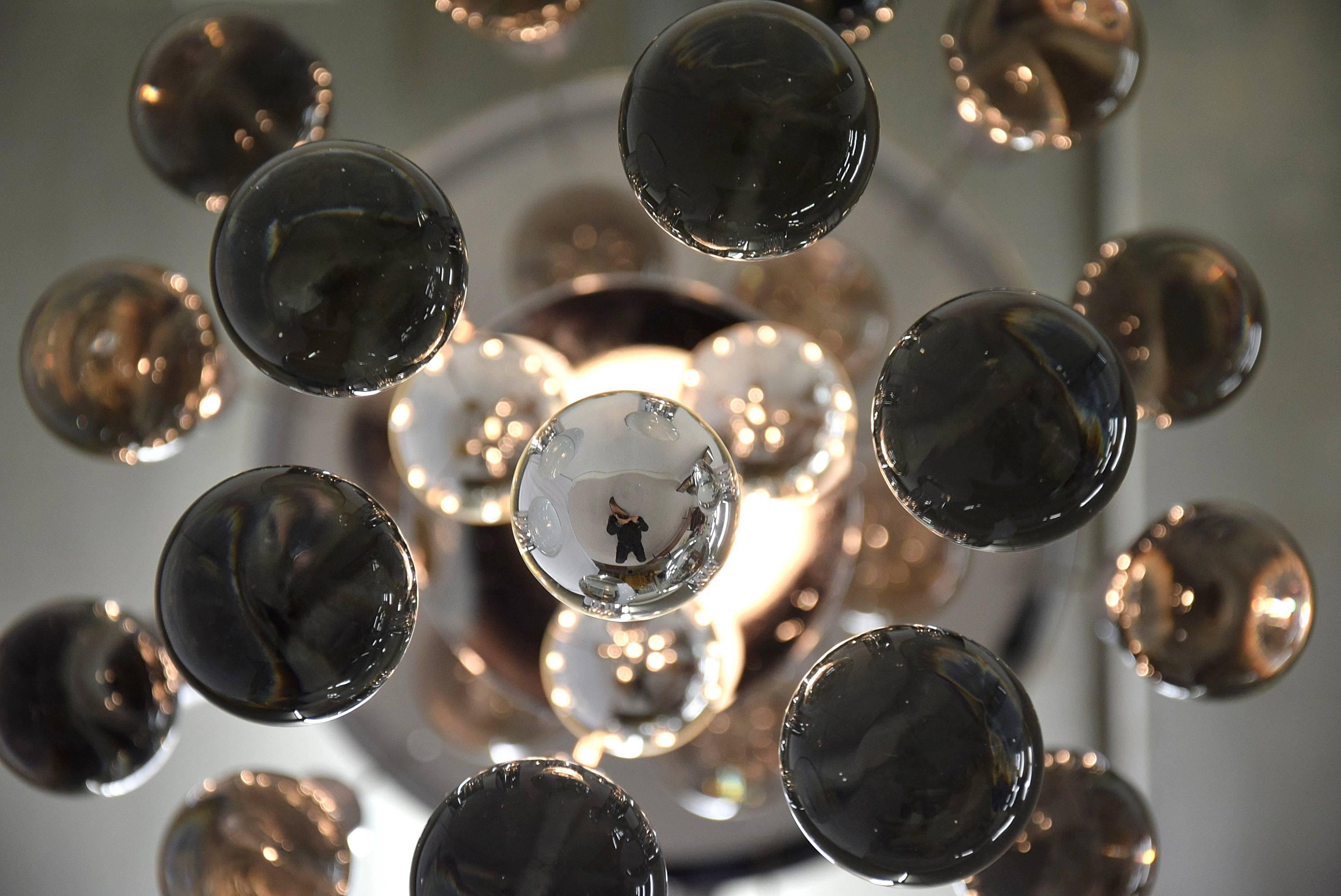 Gaetano Sciolari mid century modern chandelier
A work of Art, created by Gaetano Sciolari in the 1970s.
Sciolari`s first designs were Atom inspired pendants, but in the 1960s he shifted to conventional chandelier forms like the neoclassical Sciolari