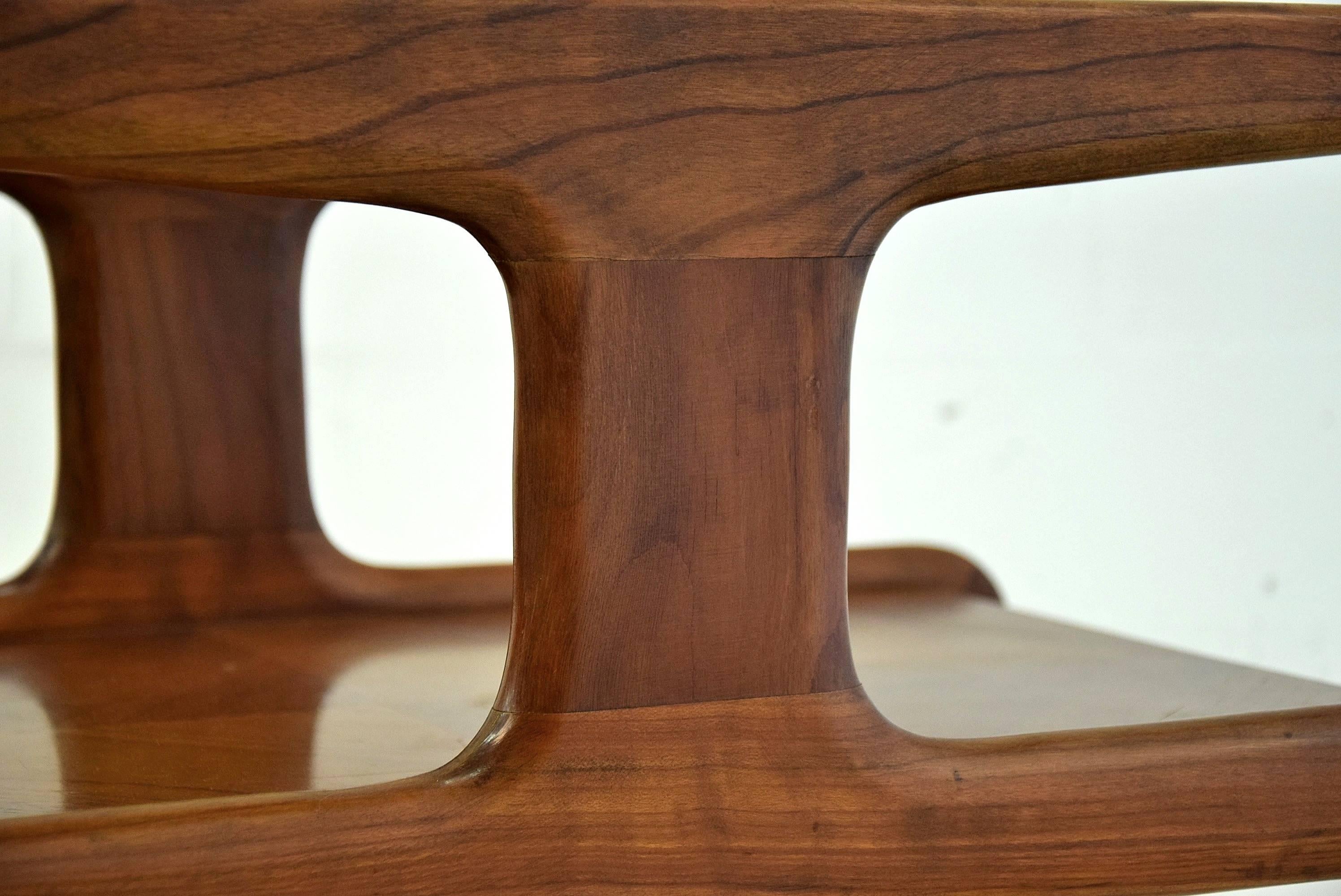 Walnut coffee table attributed to Gio Ponti. 

Manufactured by Domus Nova for 'La Rinascente' concept store. 
In 1928, La Rinascente department store sells under the brand Domus Nova a series of furniture designed by Gio Ponti and Emilio Lancia