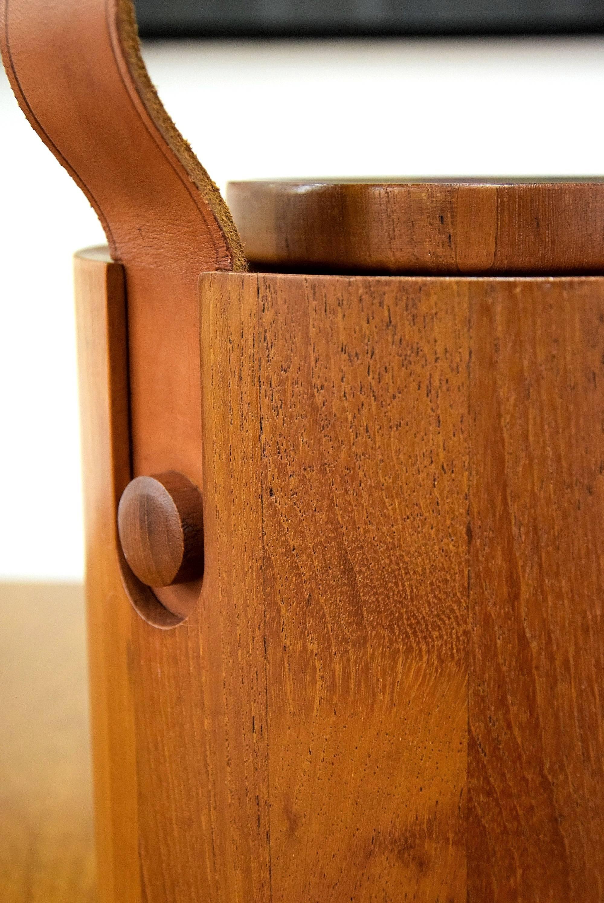 Big teak ice bucket designed by Jens H. Quistgaard in the 1960s for Nissen, Denmark.

Ice bucket has an orange plastic ice holder and is stamped on the bottom with Nissen Denmark.

Measurements: H 24 x W 22 cm.