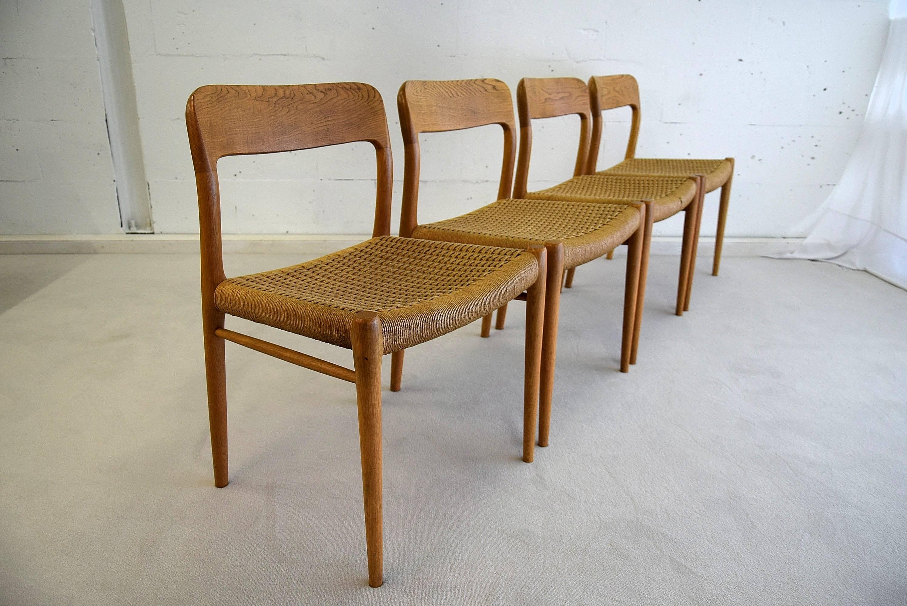 Oak 1950s dining set designed by Niels Møller for J.L. Møllers Møbelfabrik. The paper cord oak chairs are the model 75 and the oak table is extendable so it can sit up to eight people. Measurements: H 72 x W 91 x L 151/192 cm. Two chairs have minor