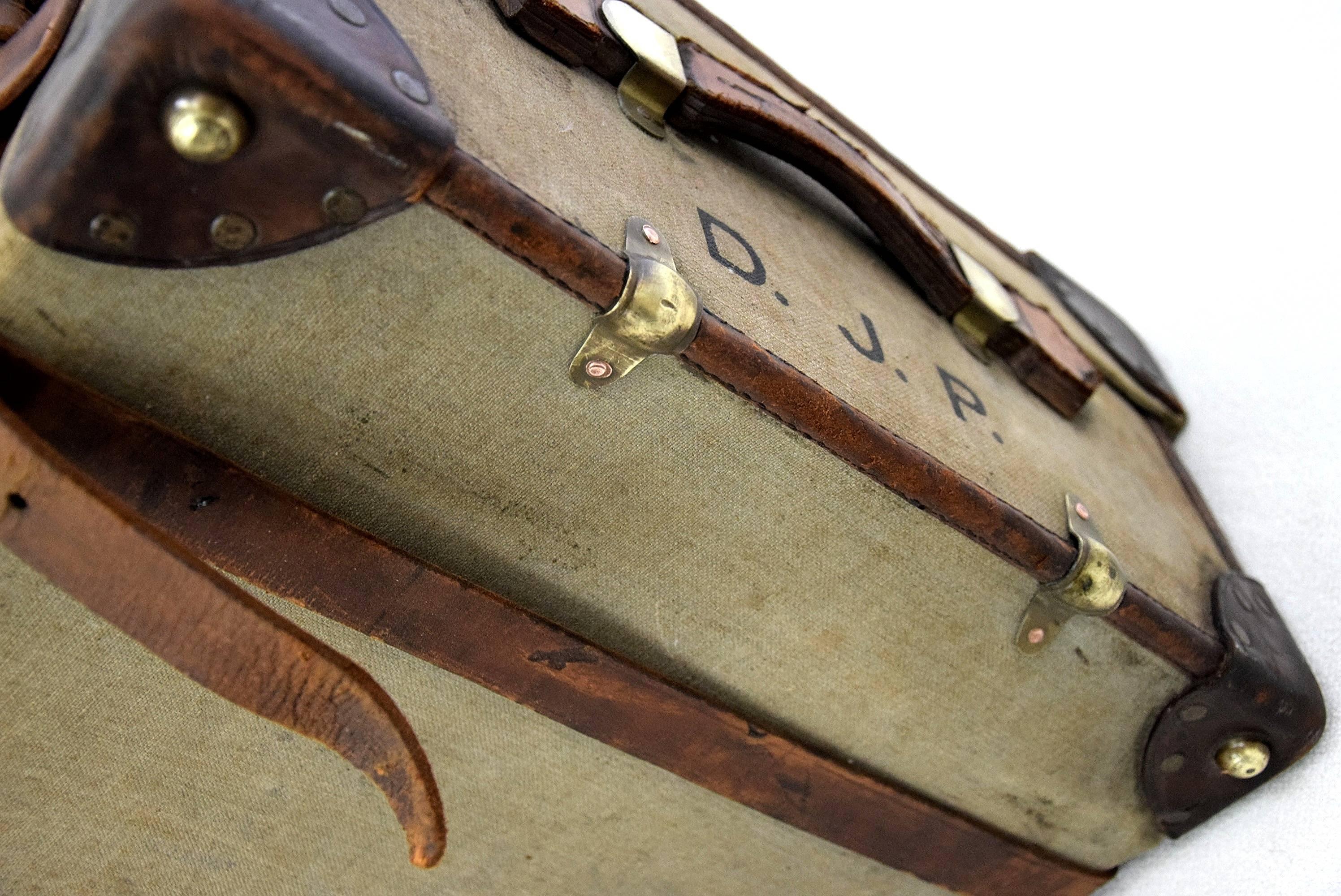 A beautiful hand made suitcase that has seen the world. Hand made by the renown suitcase makers from Edinburgh, Scotland.
 
Beautiful brass & copper details, the use of the thickest and strongest leather available and all created with passion by