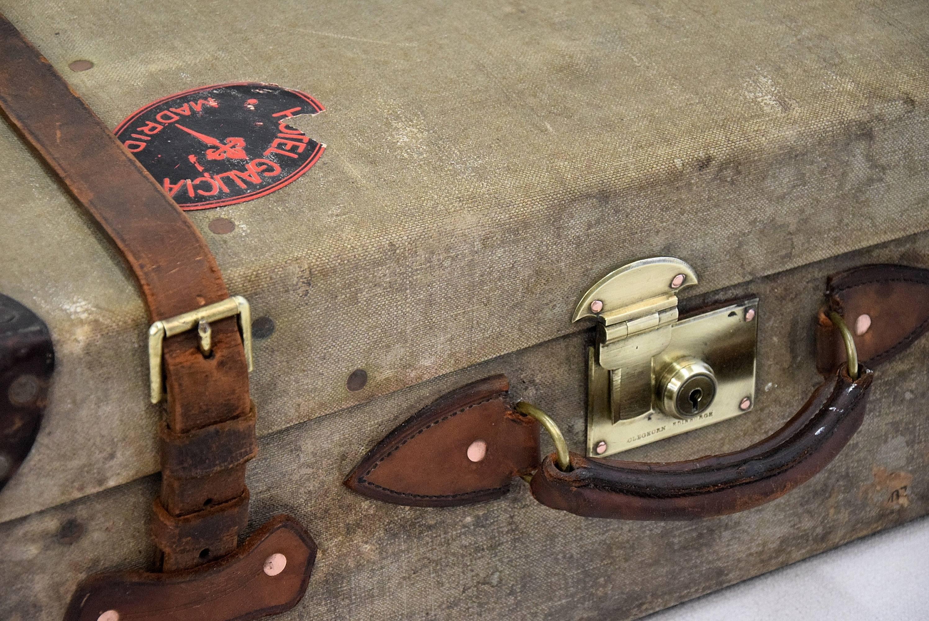 1930's Suitcase Hand Made by Cleghorn, Edinburgh, Scotland In Good Condition In Weesp, NL