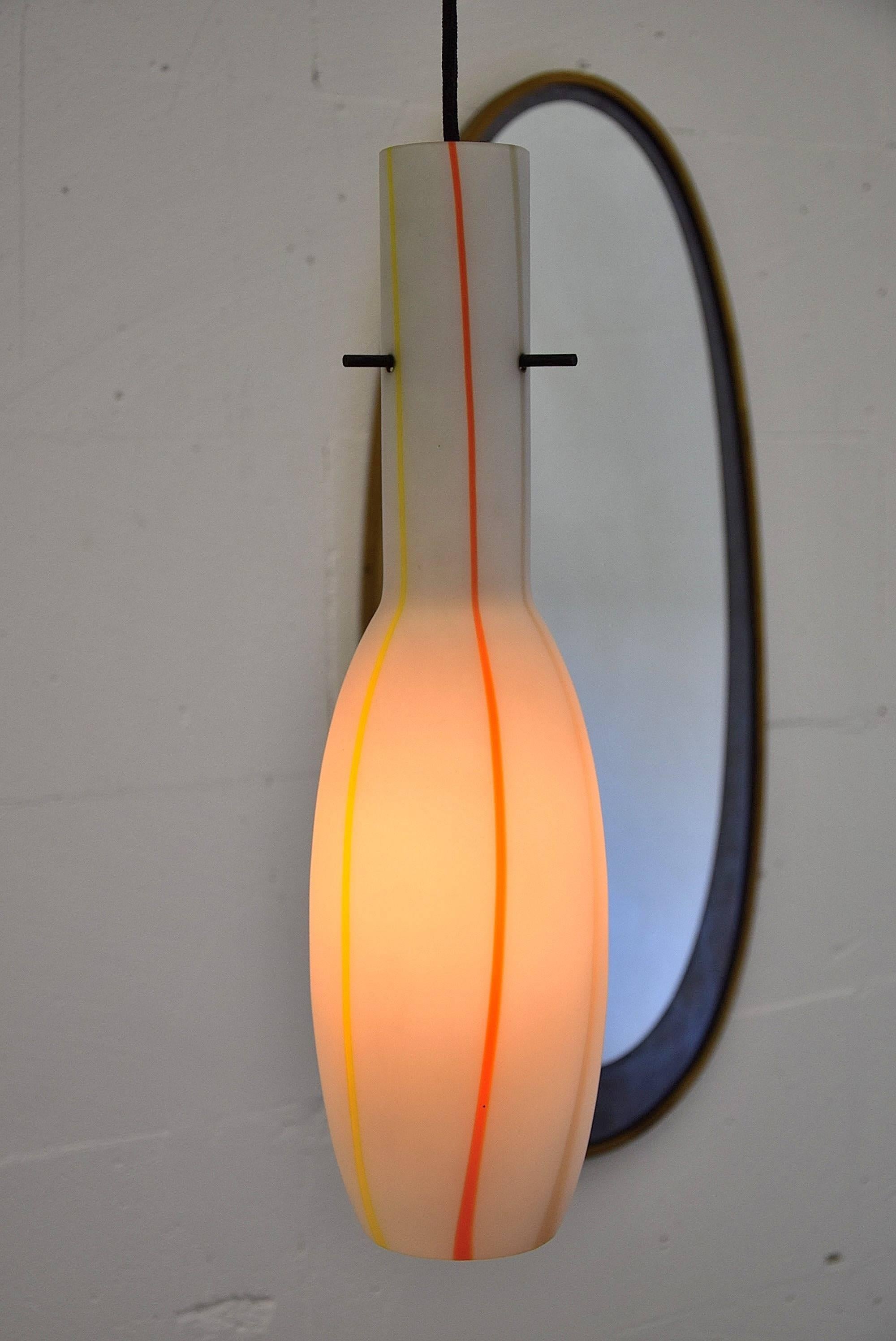 Zwei mundgeblasene, satinierte Pendelleuchten aus den späten 1950er Jahren, entworfen von Alessandro Pianon für Vistosi, Murano - Italien. Beide Lampen sind in perfektem Zustand. Abmessungen: H 47 x T 13 cm. Jede Leuchte ist mit einer einzigen