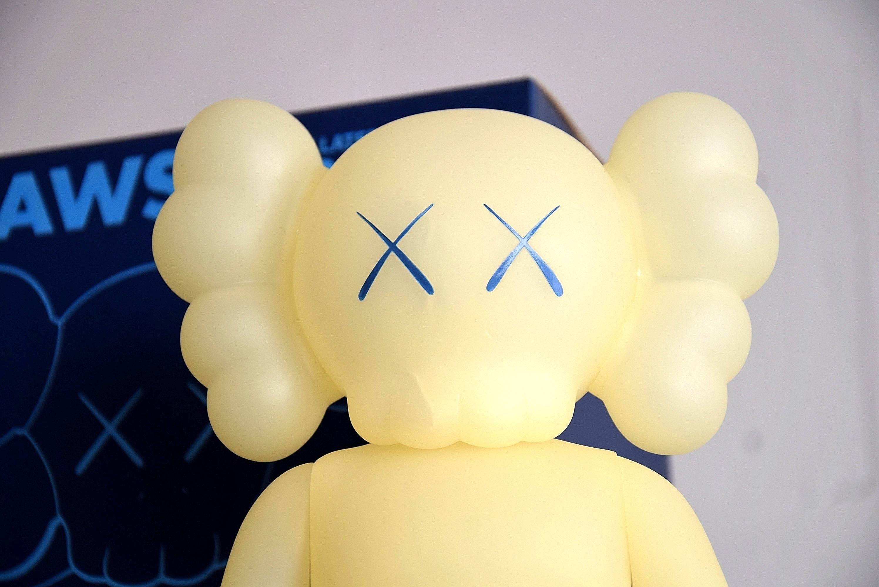 Mint big & early vinyl figure by Kaws. Kaws companion (5 years later) created by Kaws in 2004. 

Produced by Medicom, Japan in 2004 in an edition of 500. Accompanied by the original box als in perfect condition.

Companion has not been exposed