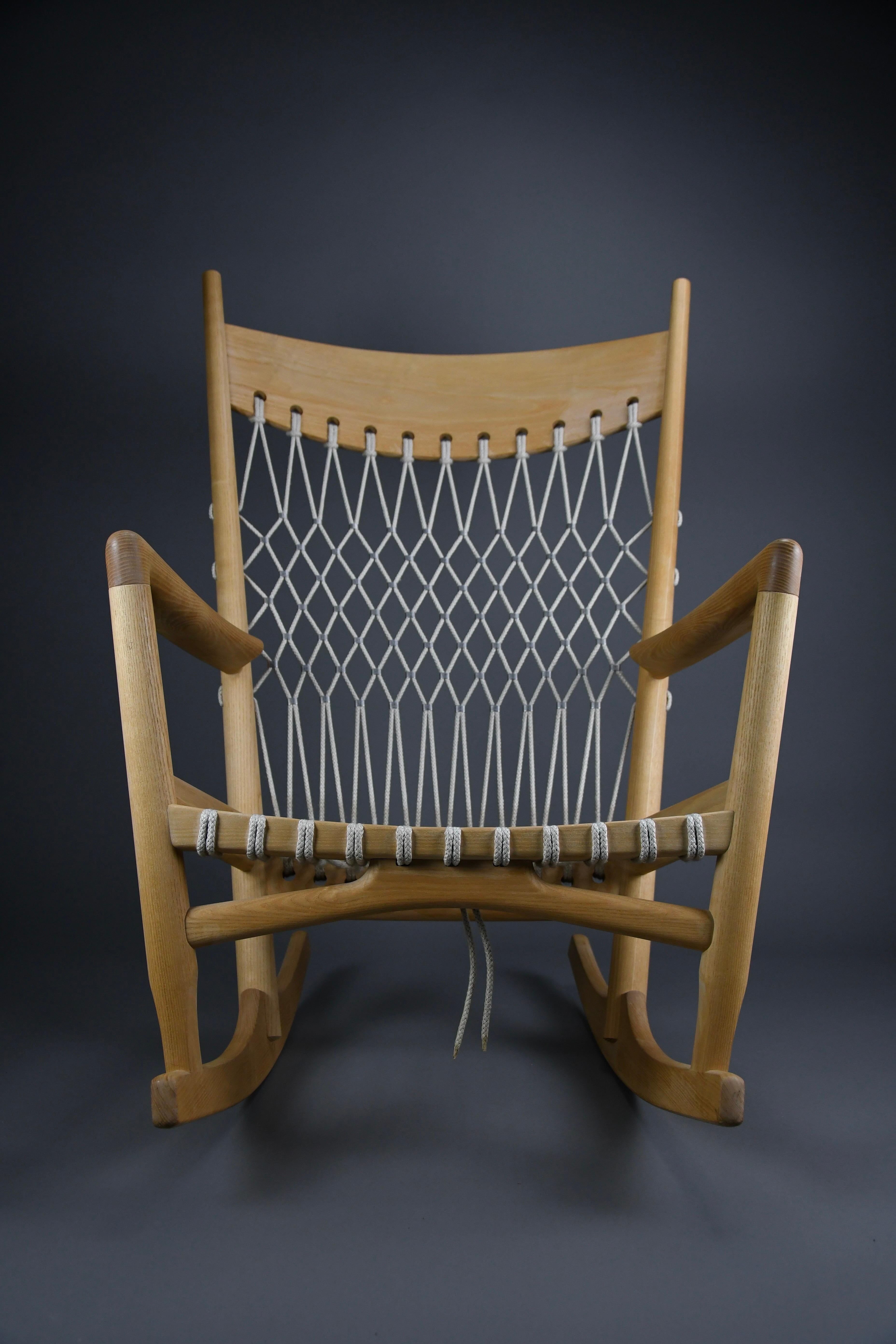 Hans J. Wegner PP124 Schaukelstuhl - 1984 - PP Møbler, Dänemark

Der 1984 von Hans J. Wegner entworfene Schaukelstuhl PP124 ist ein zeitloses Meisterwerk des modernen dänischen Designs. Er verkörpert die organische Eleganz und die meisterhafte