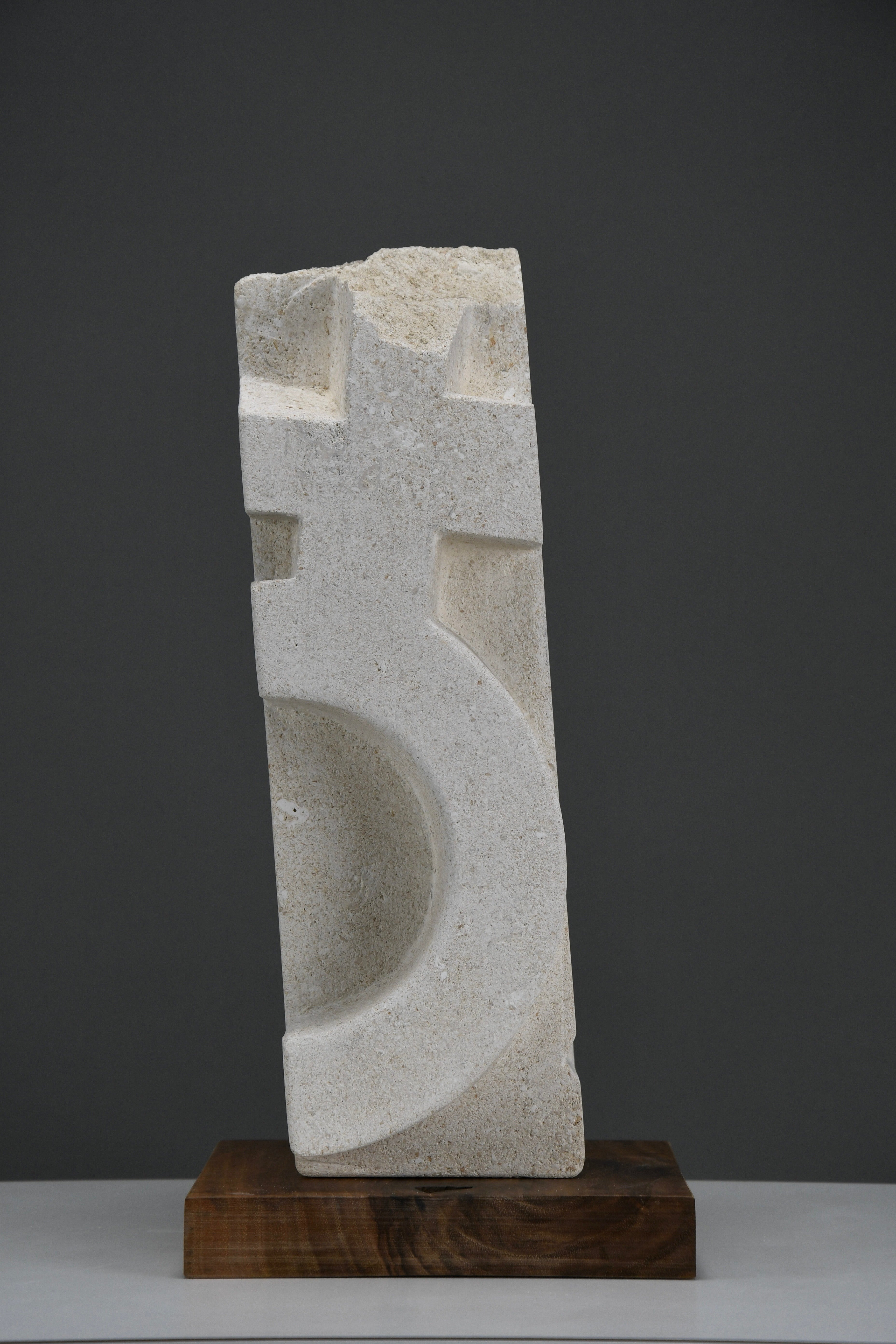 « Frammento IV » — Sculpture en calcaire d'inspiration cubiste d'Alberto Cabiddu en vente