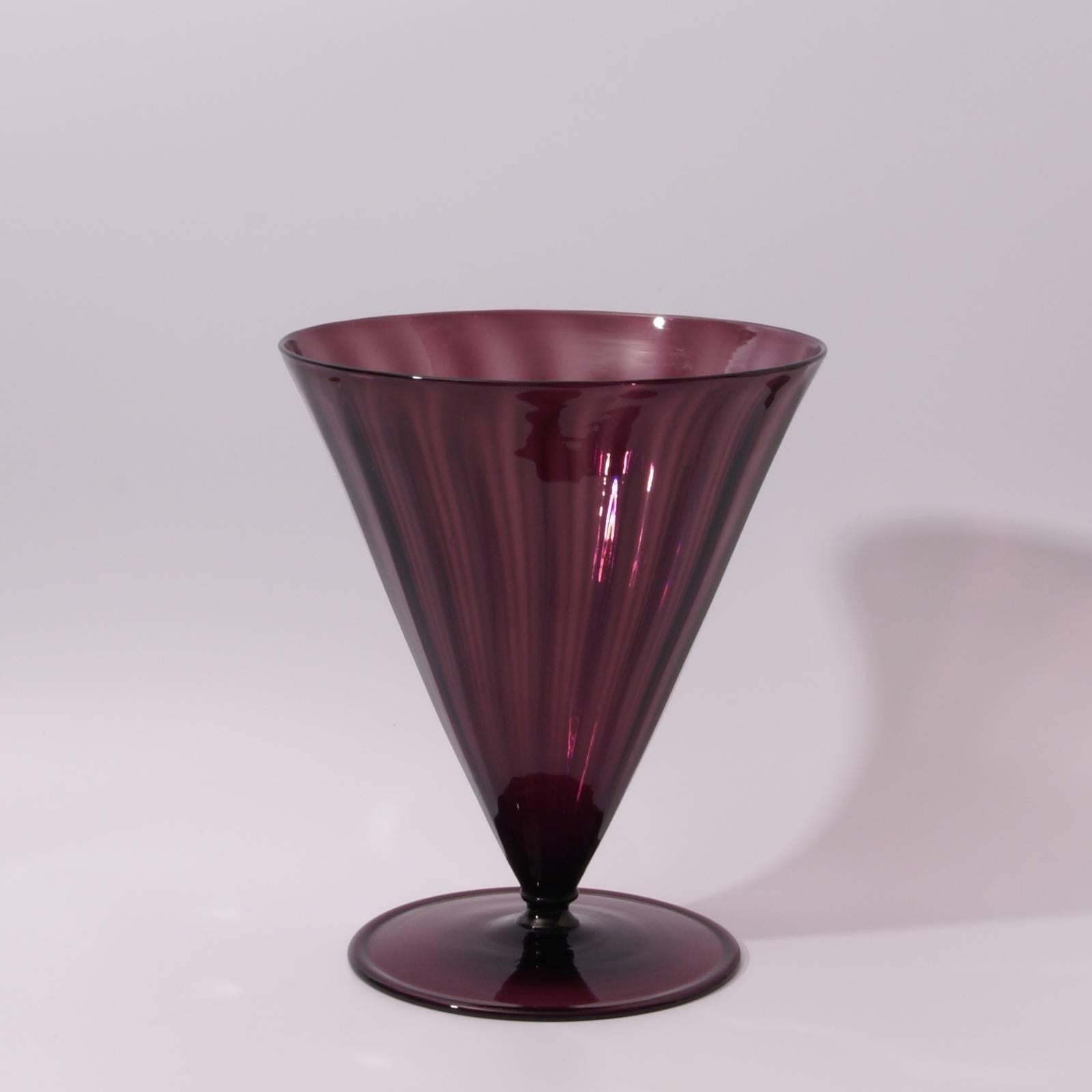 Large amethyst clear soffiati glass vase, designed by Napoleone Martinuzzi for Venini (Murano) in 1927, model n° 3145 illustrated in 