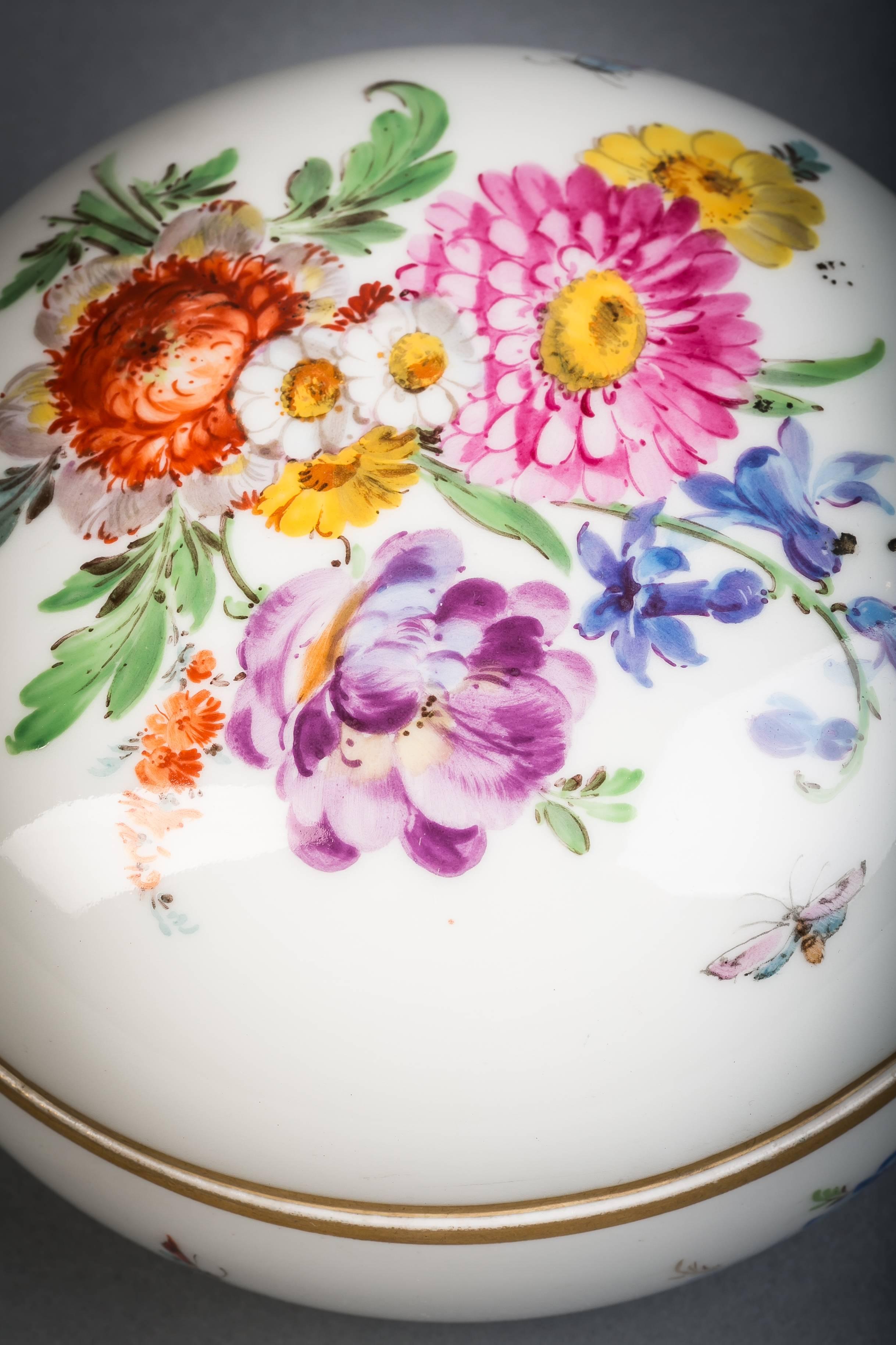 German porcelain box, Meissen, circa 1880.

With hand-painted flowers.