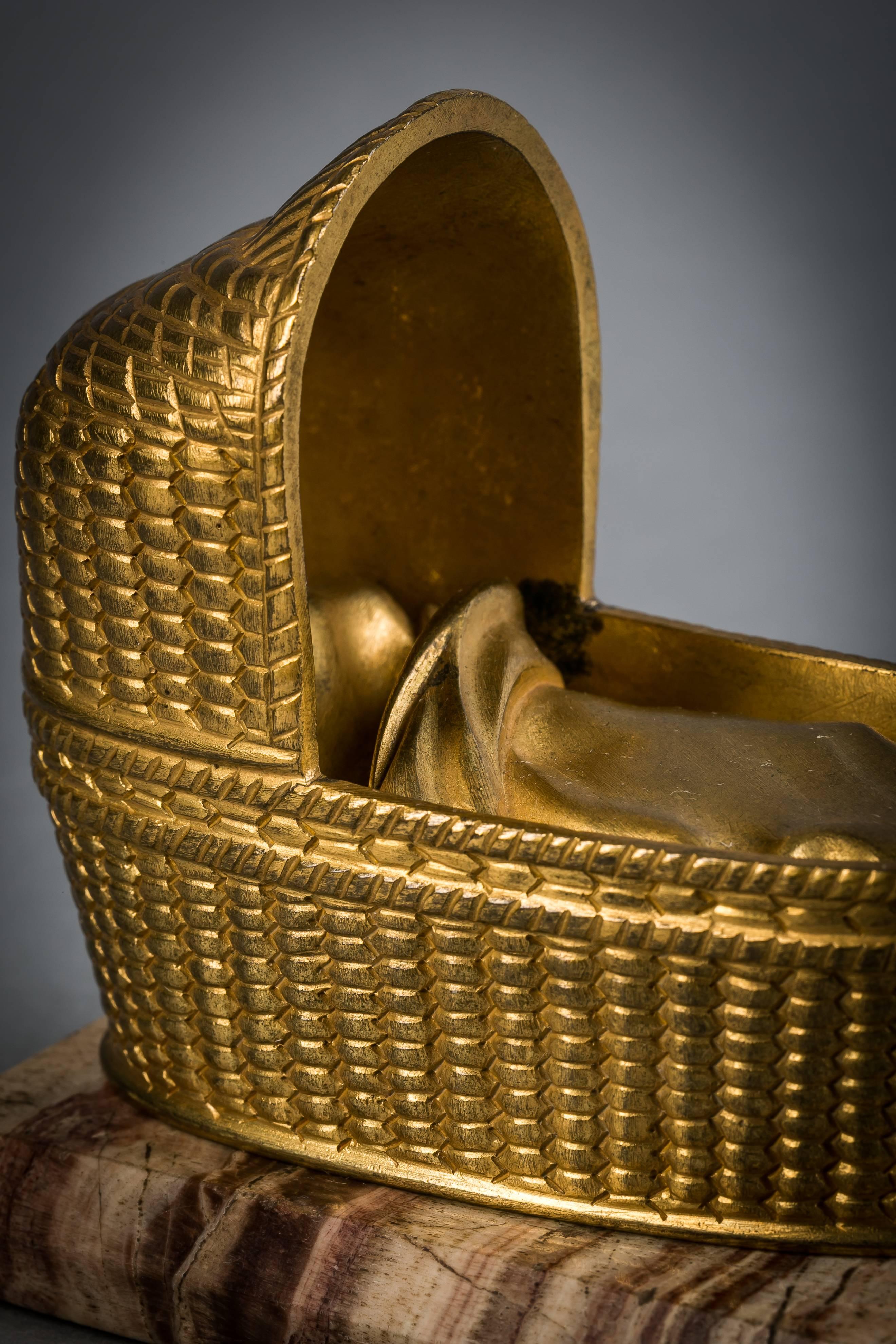 Culla francese in bronzo dorato, 1875 circa. 

Su base di marmo.