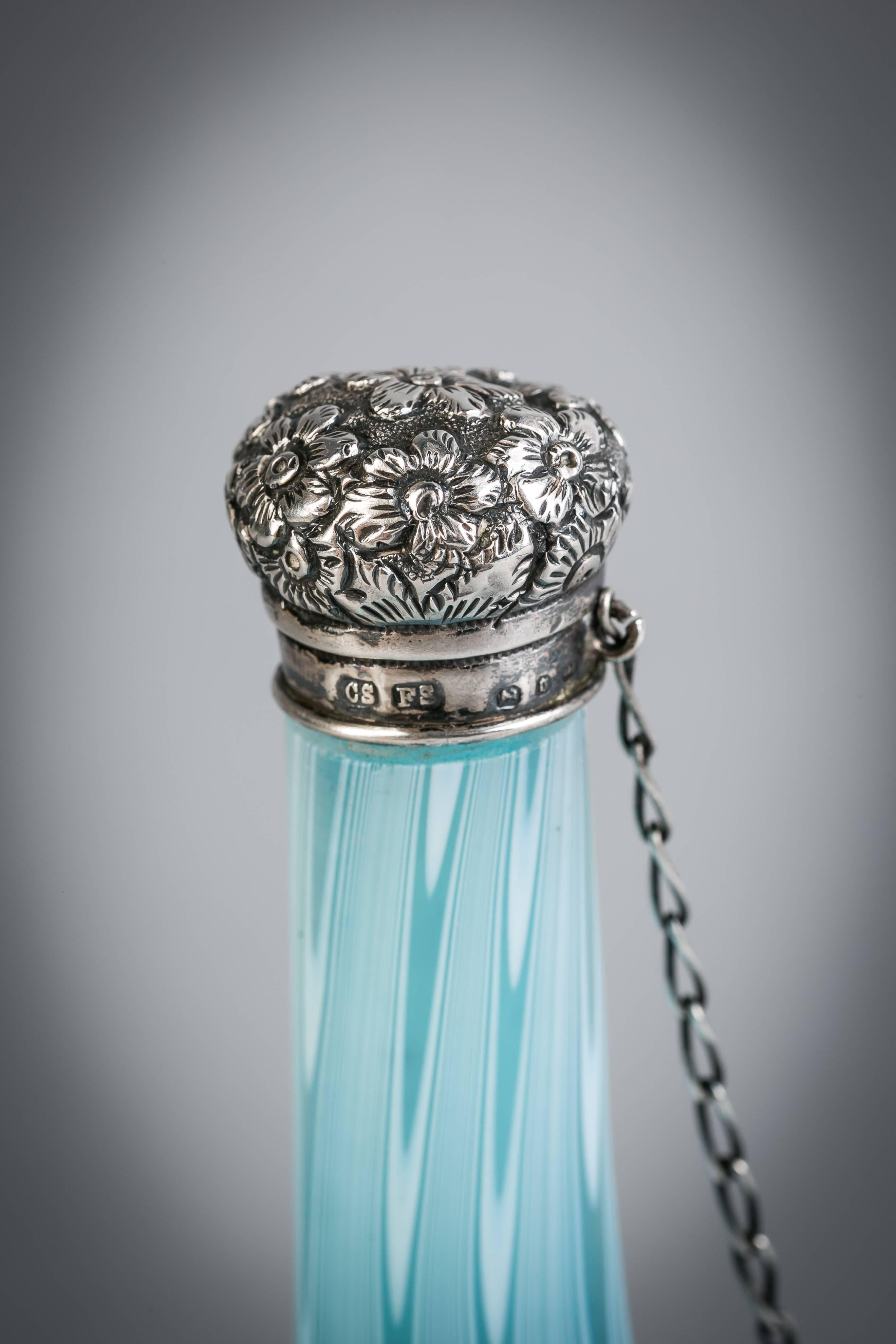Englische Parfümflasche aus wirbelndem Glas mit Silberbeschlägen  (Spätes 19. Jahrhundert) im Angebot